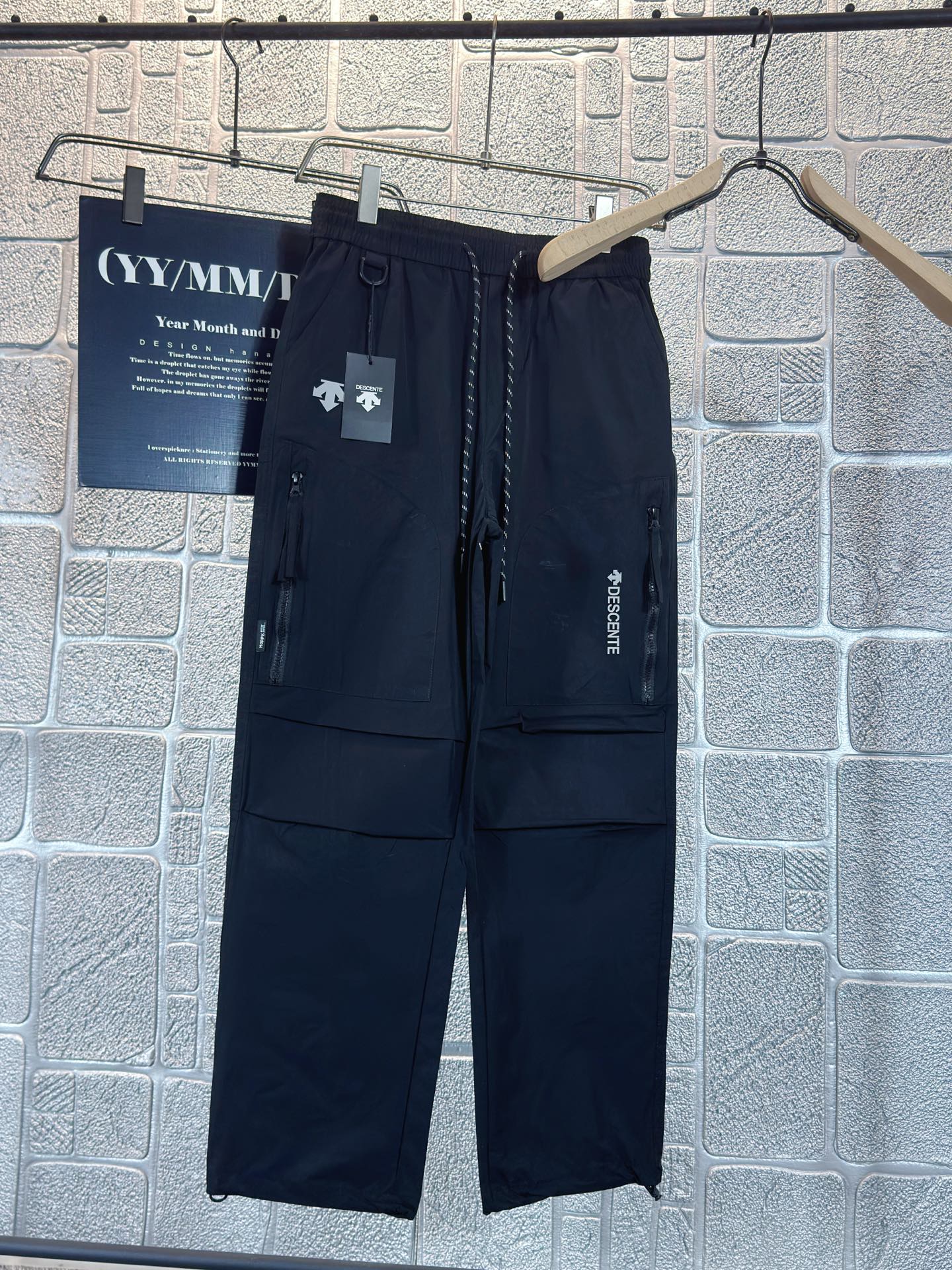 NO:454955,The 25ss casual pants in spring and summer are reappearing. The original customized high-quality fashionable casual pants are super versatile. Exclusive custom fabrics are quite wide and stylish, and comfortable. The latest hardware and accessories of the original custom counter. Super beautiful style, the upper body makes the legs look slender, the inner and the line is impeccable. You can attend any occasion. Once again, the fabric is very, very classy! Color: Three-color Code number M-3XL, alexander wang19860909迪桑特 春夏25ss休闲裤金典再次出现,原单订制高品质时尚休闲裤.超级百搭款.独家定制面料,挺阔有型,贴身舒适.原版定制专柜最新五金辅料.超靓版型、上身显腿修长,內里,走线都无可挑剔,任何场合都可出席,再次强调面料非常非常显档次！颜色:三色 码数 M-3XL,,alexander wang,Men's clothing