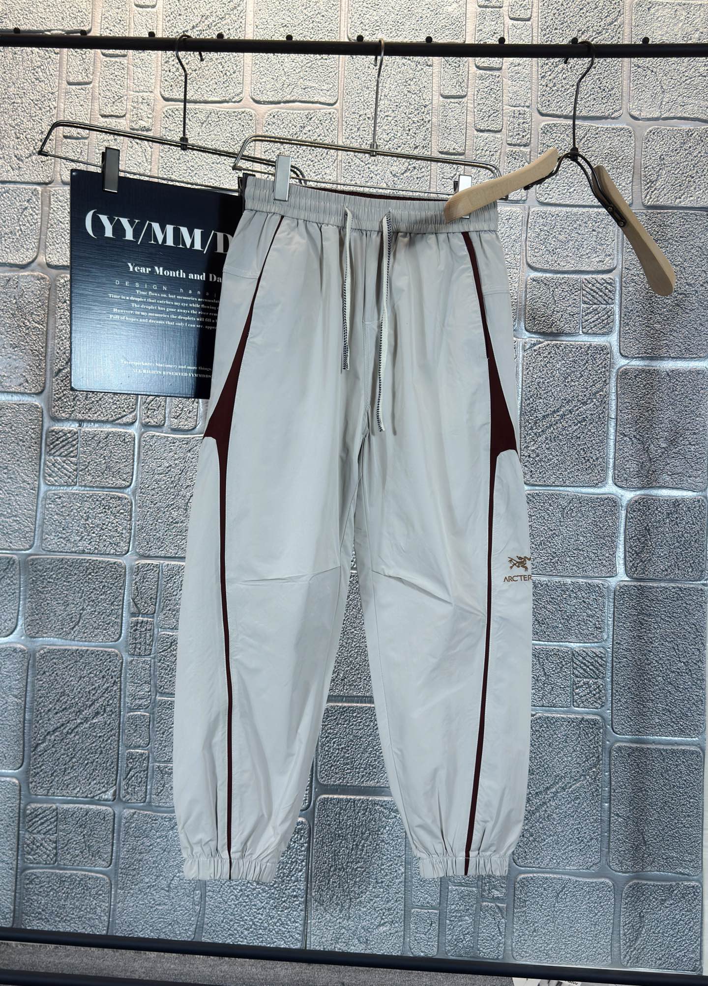 NO:454967,Archaeoptera Bird Spring and Summer 25ss casual pants gold dial appears again, the original customized high-quality fashionable casual pants. Super versatile style. Exclusive customized fabric, quite wide and stylish, close and comfortable. The latest hardware and accessories of the original custom counter. Super beautiful style, long legs on the upper body, impeccable inner and lined. You can attend any occasion. Once again, the fabric is very, very classy! Code number M-3XL,arc'teryx,alexander wang19860909始祖鸟 春夏25ss休闲裤金典再次出现,原单订制高品质时尚休闲裤.超级百搭款.独家定制面料,挺阔有型,贴身舒适.原版定制专柜最新五金辅料.超靓版型、上身显腿修长,內里,走线都无可挑剔,任何场合都可出席,再次强调面料非常非常显档次！码数 M-3XL,arc'teryx,alexander wang,Men's clothing