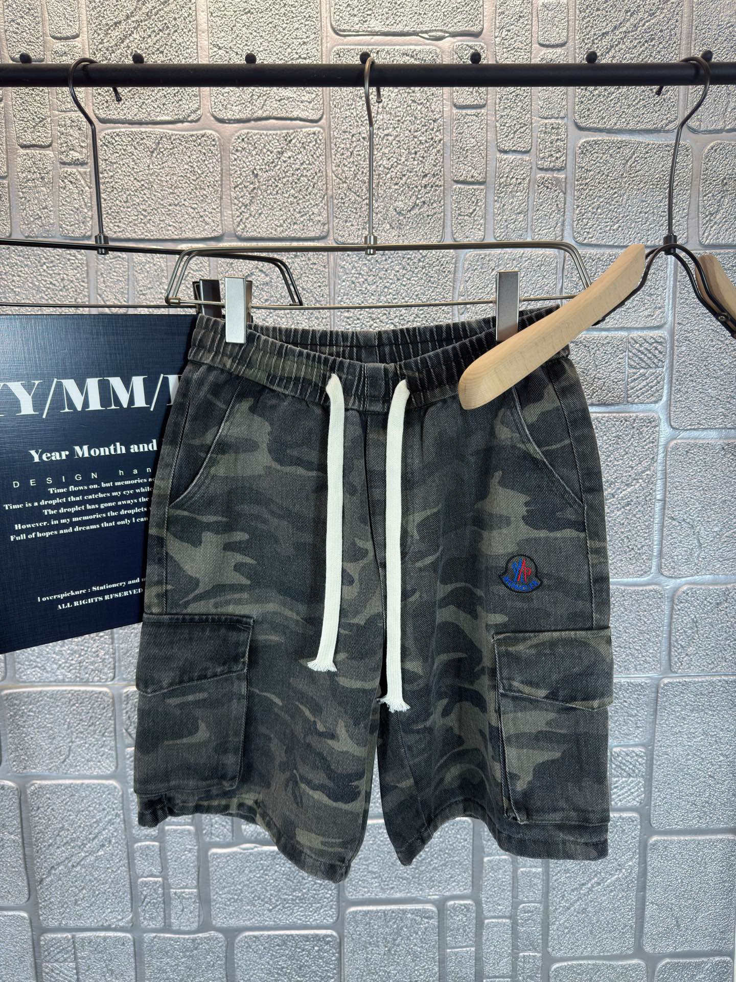 NO:454932,Mo* 2025 summer new men's jeans and shorts, heavy craftsmanship high-quality custom fabric breathable fabric, breathable elasticity and comfort, impeccable details, top-level auxiliary materials, original logo design concept, delicate and soft feel!  The upper body style is excellent!  Size: S-3XL, Moncler, shorts, jeans, alexander wang19860909蒙口 Mo* 2025夏季新款男士牛仔裤短裤,重工艺高级定制面料透气面料 透气弹力舒适度极高,细节无可挑剔,顶级辅料配备,原版logo设计理念,手感细腻柔软！上身版型超赞！尺码:S-3XL,,Moncler,shorts,jeans,alexander wang,Men's clothing