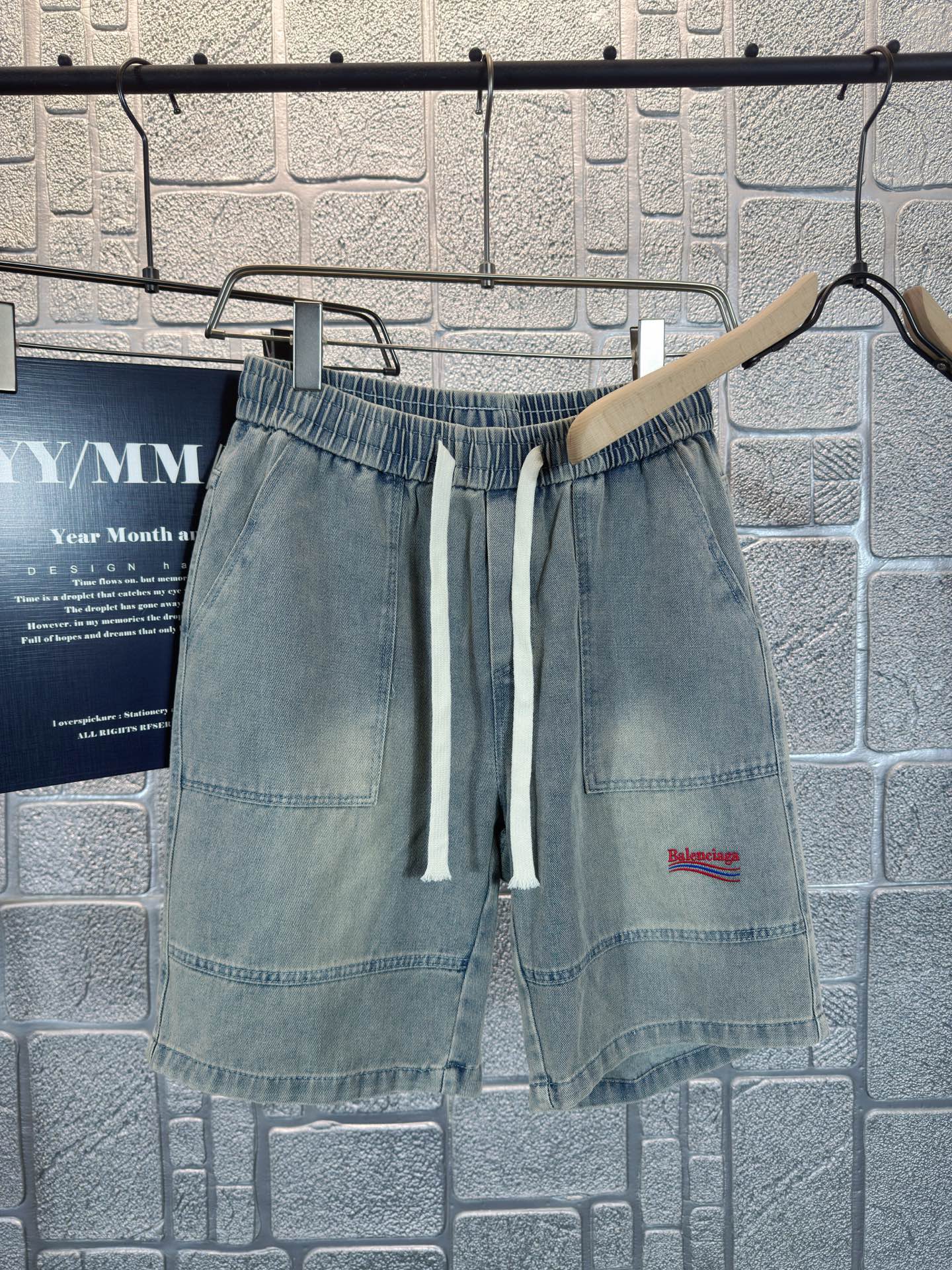 NO:454927,Balencia Ba* 2025 summer new men's jeans and shorts, heavy craftsmanship high-quality custom fabric breathable fabric, breathable elasticity and comfort, impeccable details, top-level auxiliary materials, original logo design concept, delicate and soft feel!  The upper body style is excellent!  Size: S-3XL, balenciaga, shorts, jeans, alexander wang19860909巴黎世家 Ba* 2025夏季新款男士牛仔裤短裤,重工艺高级定制面料透气面料 透气弹力舒适度极高,细节无可挑剔,顶级辅料配备,原版logo设计理念,手感细腻柔软！上身版型超赞！尺码:S-3XL,,balenciaga,shorts,jeans,alexander wang,Men's clothing