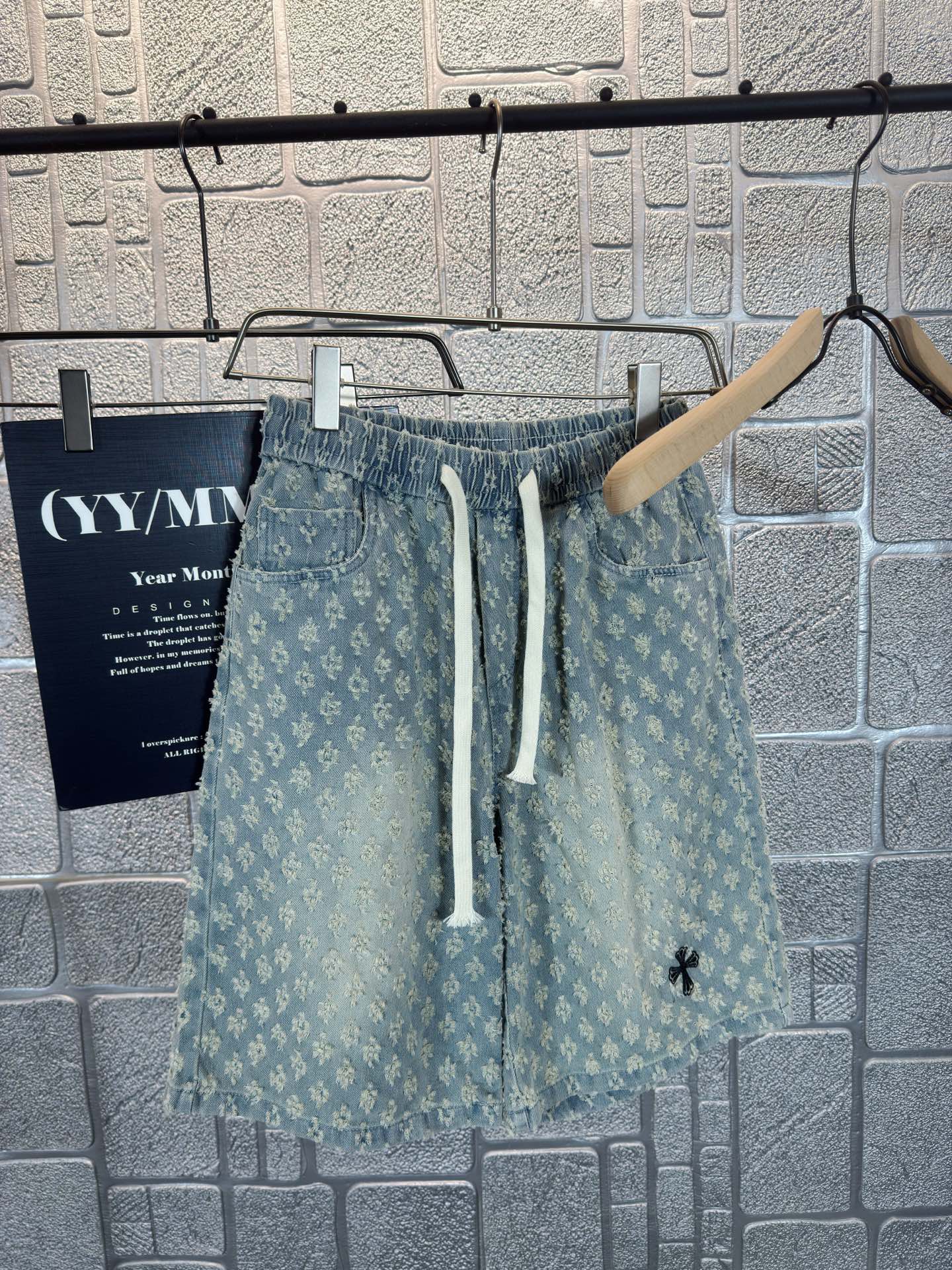 NO:454921,Croxin 2025 summer new men's jeans and shorts, heavy craftsmanship high-quality custom fabric breathable fabric, breathable elasticity and comfort, impeccable details, top-level auxiliary materials, original logo design concept, delicate and soft feel!  The upper body style is excellent!  Size: S-3XL, chrome hearts, shorts, jeans, alexander wang19860909克罗心 2025夏季新款男士牛仔裤短裤,重工艺高级定制面料透气面料 透气弹力舒适度极高,细节无可挑剔,顶级辅料配备,原版logo设计理念,手感细腻柔软！上身版型超赞！尺码:S-3XL,,chrome hearts,shorts,jeans,alexander wang,Men's clothing