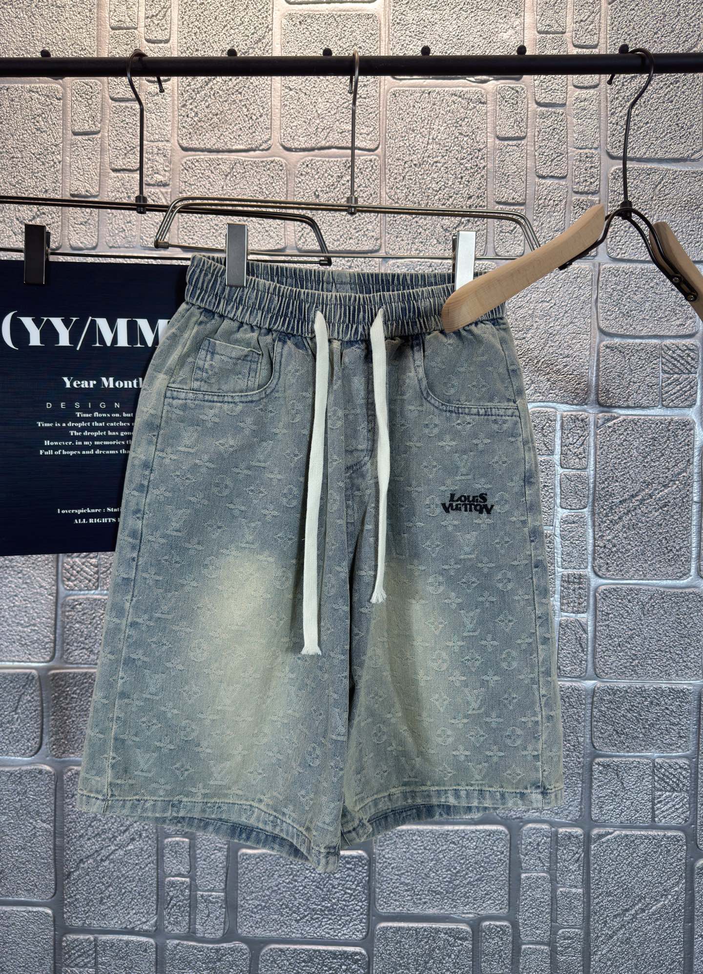 NO:454916,Louis Vuitton LV 2025 summer new men's jeans and shorts, heavy craftsmanship high-quality custom fabric breathable fabric, breathable elasticity and comfort, impeccable details, top-level auxiliary materials, original logo design concept, delicate and soft feel!  The upper body style is excellent!  Size: S-3XL, louis vuitton,louis vuitton,shorts,jeans,alexander wang19860909路易威登 LV 2025夏季新款男士牛仔裤短裤,重工艺高级定制面料透气面料 透气弹力舒适度极高,细节无可挑剔,顶级辅料配备,原版logo设计理念,手感细腻柔软！上身版型超赞！尺码:S-3XL,,louis vuitton,louis vuitton,shorts,jeans,alexander wang,Men's clothing