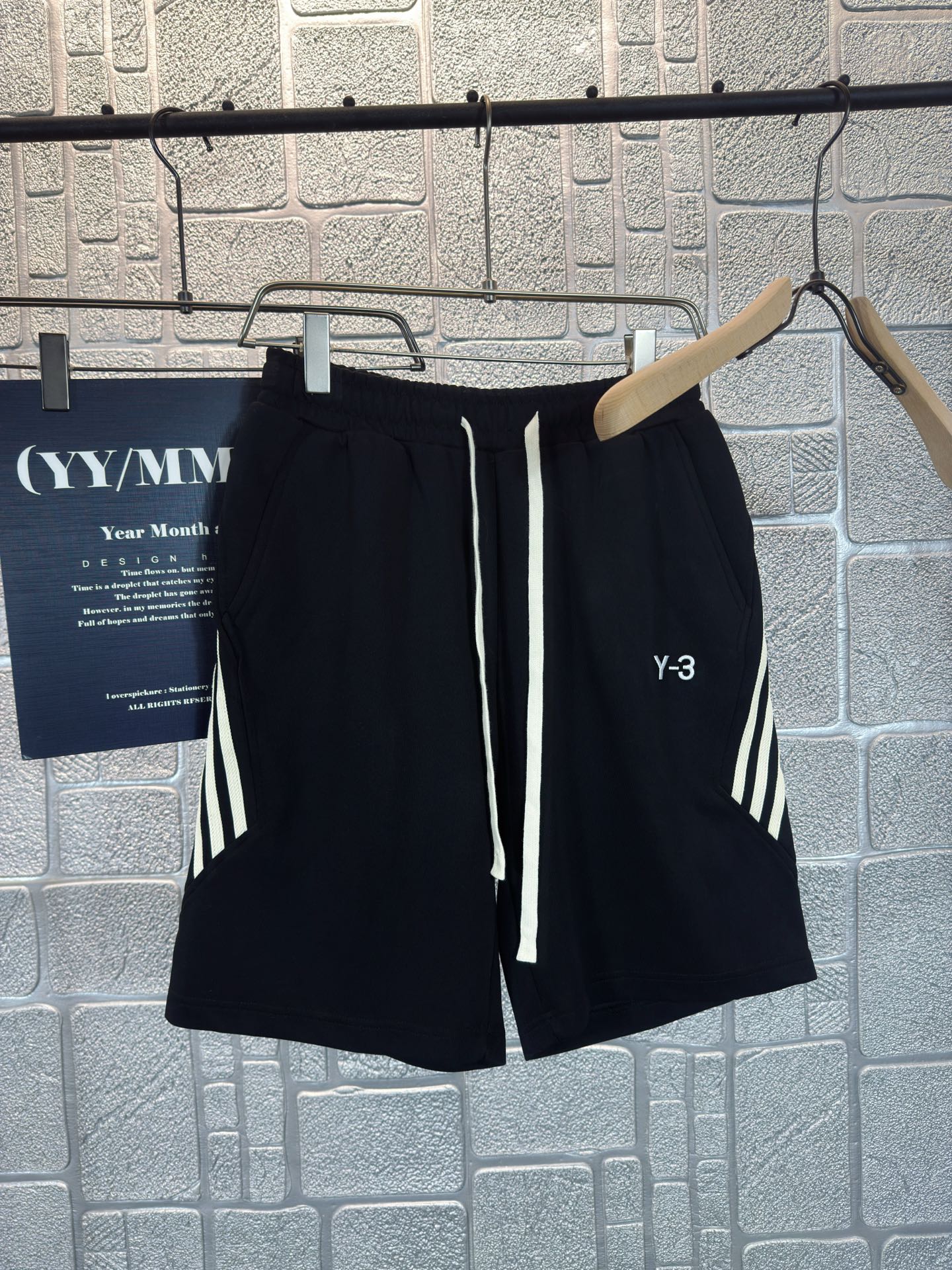 NO:454937,Y3 New spring and summer 2025 casual shorts!  The official website is released simultaneously. Customized brand classic logo, customized fabric, excellent comfort, strong hand touch. Extremely recognizable, perfect quality craftsmanship. Size: M-4XL, shorts, alexander wang19860909Y3 2025春夏新款休闲短裤！官网同步发售.定制品牌经典LOGO,定制面料,舒适度极好,手触感强烈.辨识度极高,完美品相工艺. 尺码:M-4XL,,shorts,alexander wang,Men's clothing