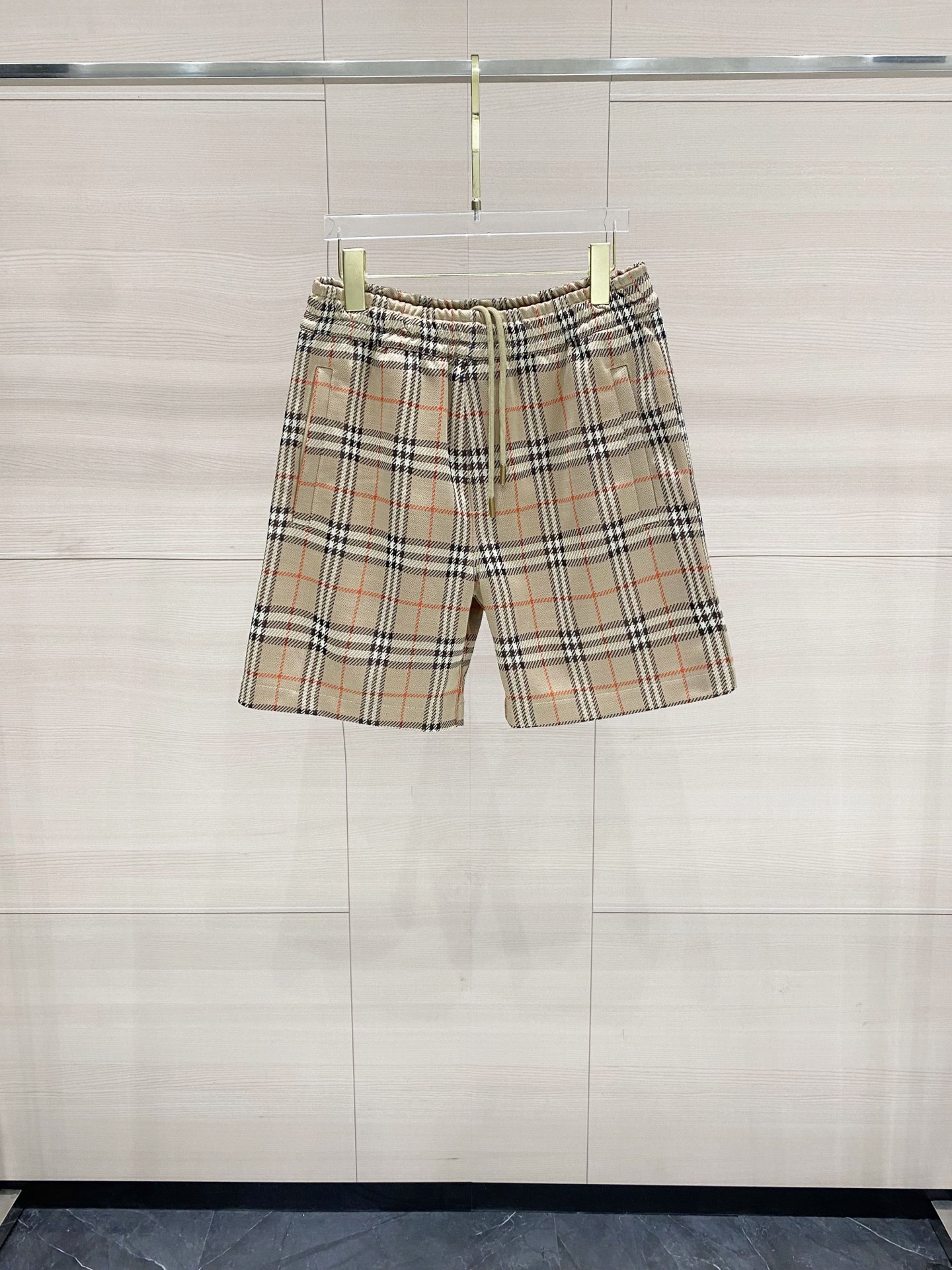 P195 Burberry 26 nuevos pantalones cortos con cordón, confeccionados en tejido liso de doble cara, decorados con cuadro…