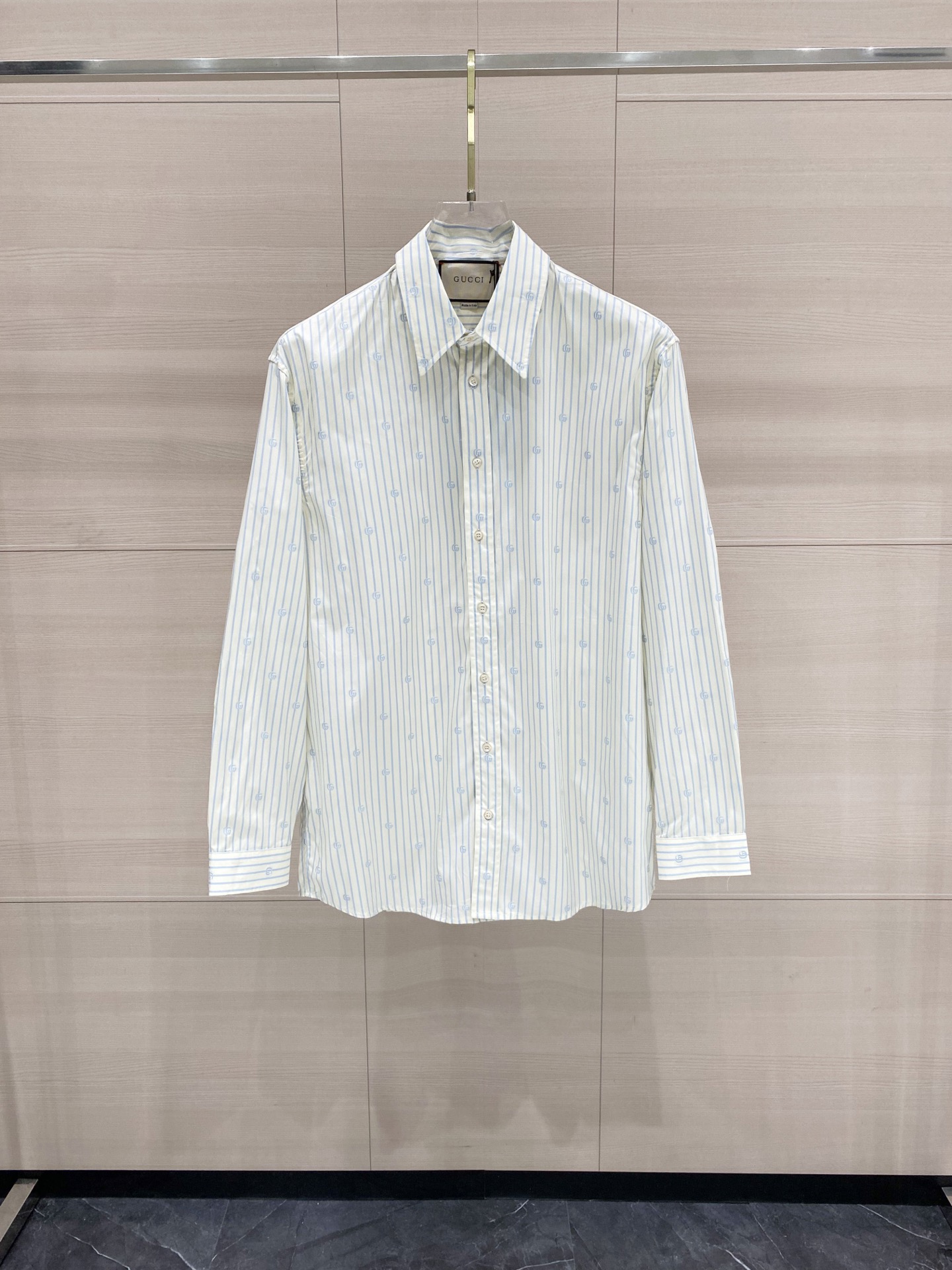 P215 Gucci Gu 26 Nuevo modelo de camisa de manga larga con cuello cuadrado y botonadura simple, con rayas GG, para homb…