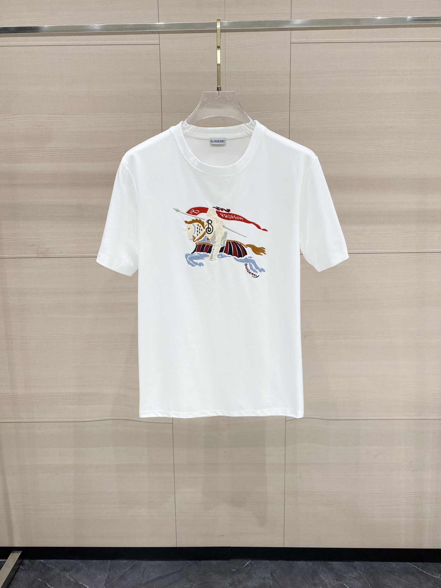 P145 Burberry 26ss Nueva camiseta bordada con caballo de guerra de primavera y verano, confeccionada con tejido de algo…