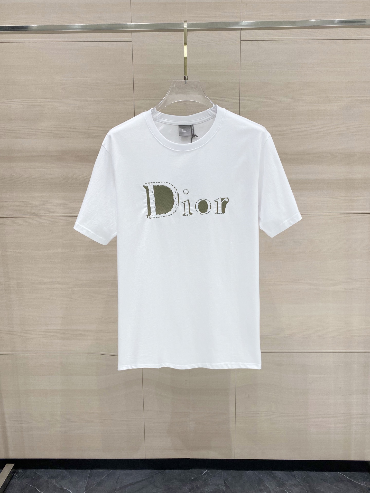 P125 Dior 26ss nueva camiseta de manga corta con logo bordado. El frente utiliza tecnología de bordado plano para prese…