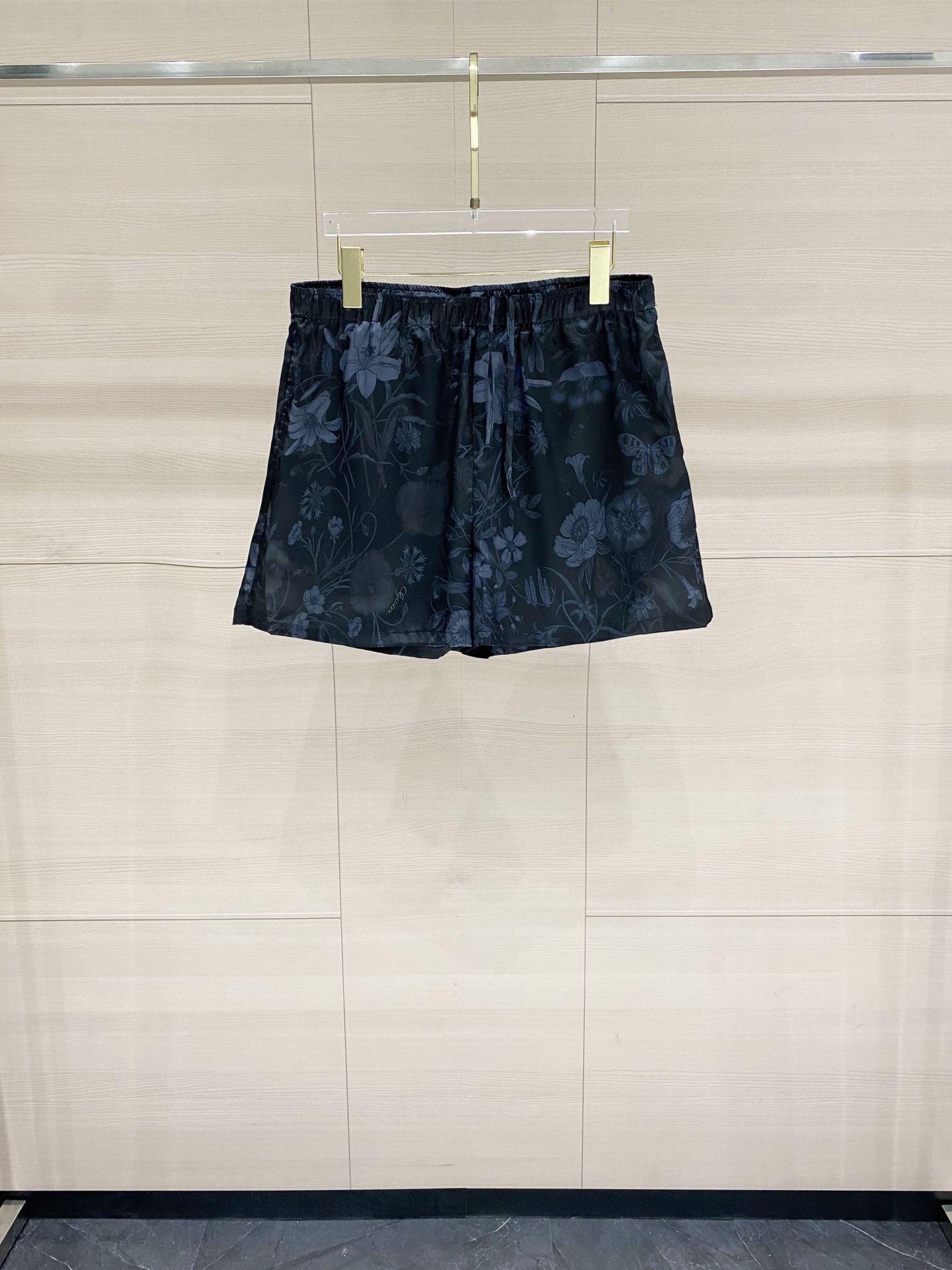 P175 Gucci 26 nuevos pantalones cortos confeccionados en sarga de seda, con estampado floral en todo el tejido que desp…