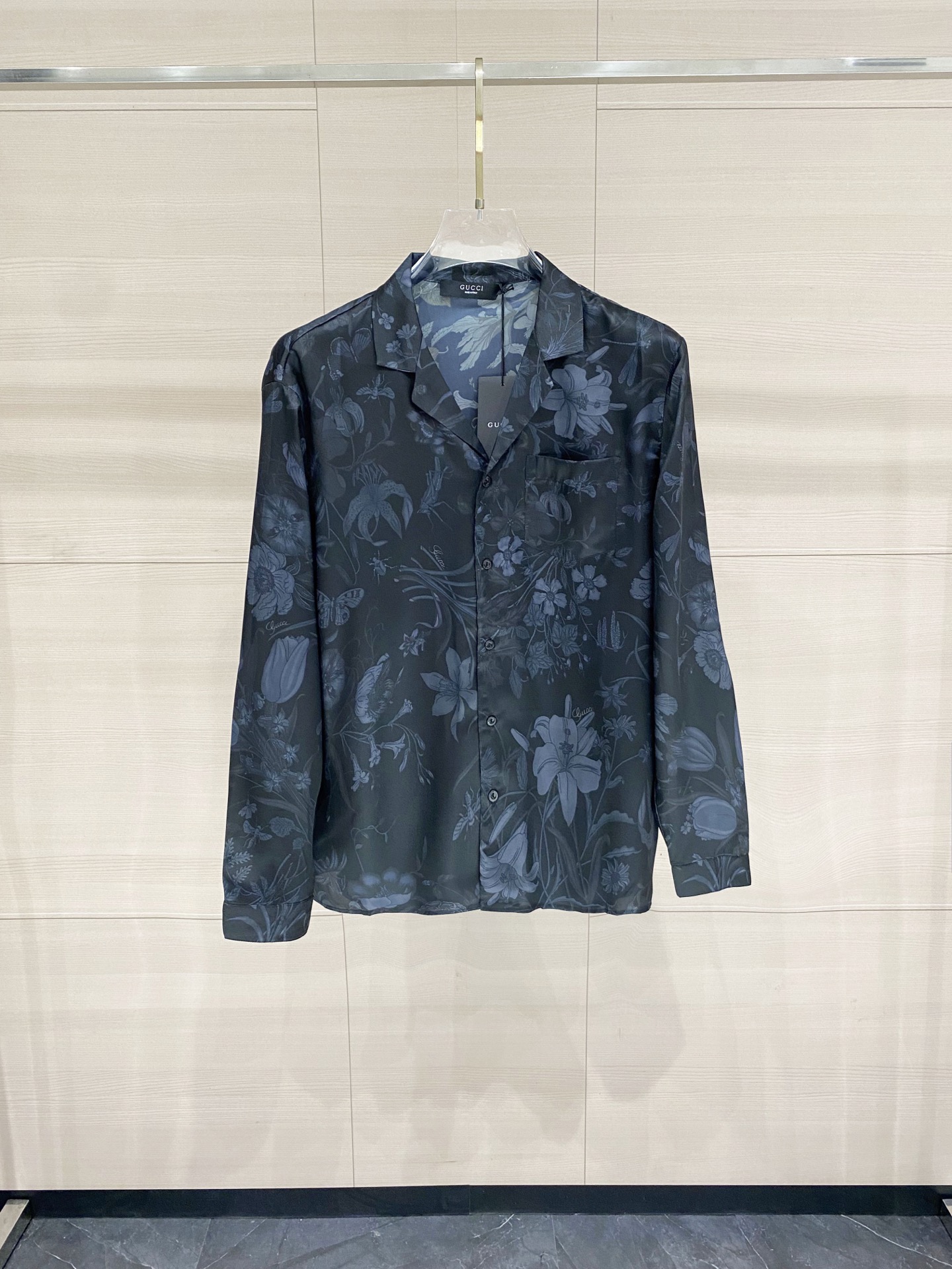 P225 Gucci 26 nueva camisa de manga larga confeccionada en sarga de seda, con estampado floral en todo el tejido que de…
