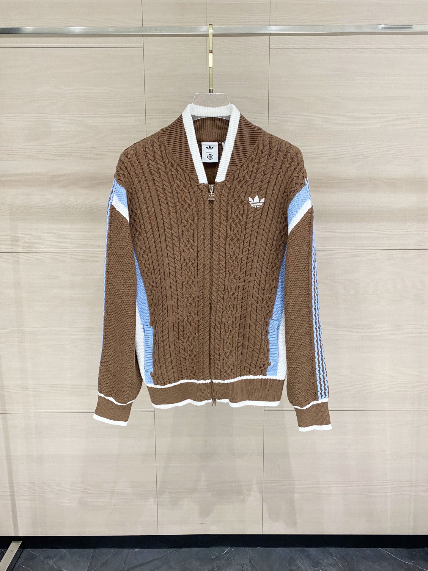 P235 adidas 26 Nuevo CARDIGAN RS U Logo de la marca con tres rayas estilo retro cárdigan de punto manga larga holgada u…