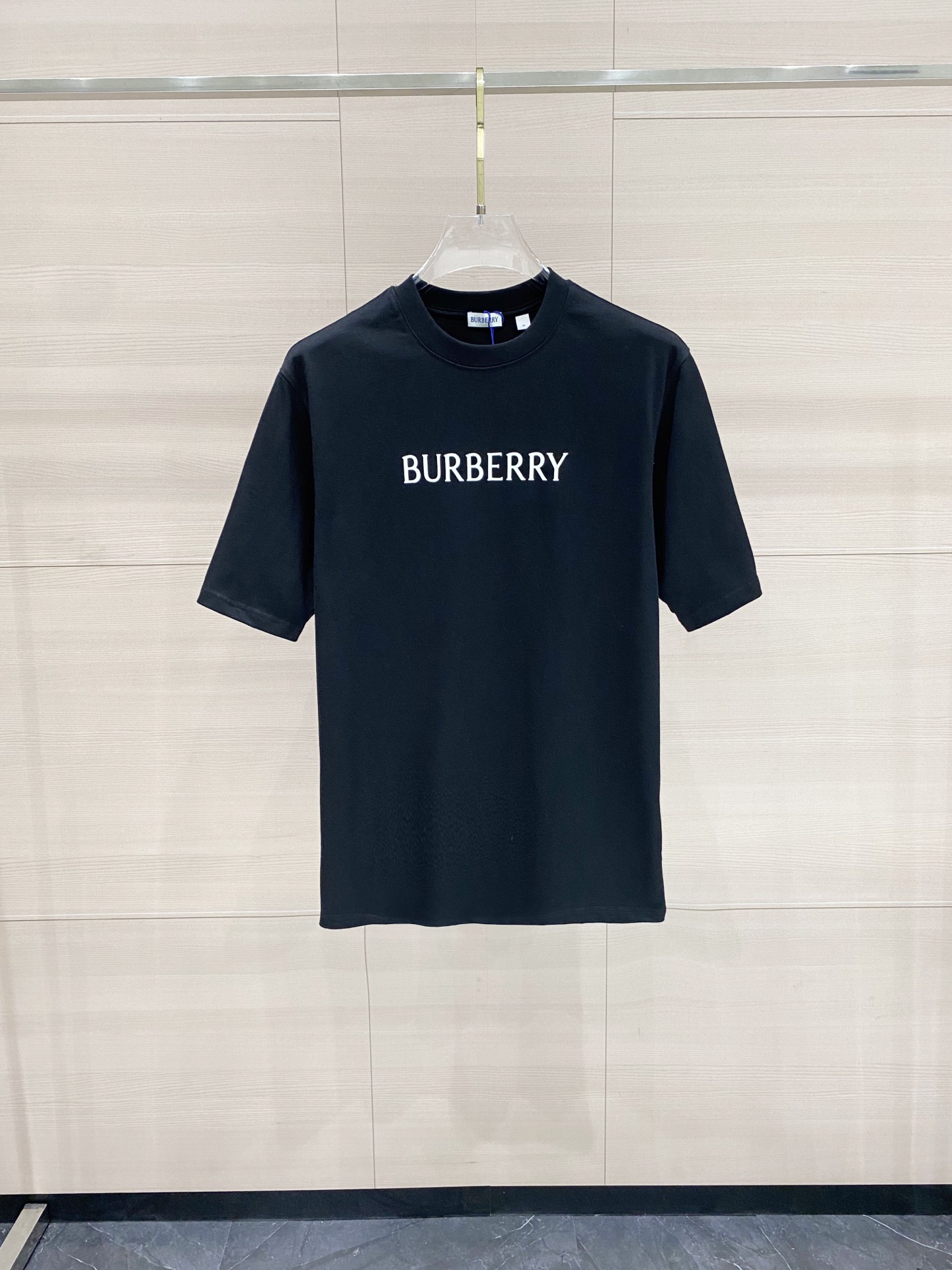 Nueva camiseta P120 Burberry 26, confeccionada en tejido ligero de algodón liso. Serigrafía con el logotipo de letras e…