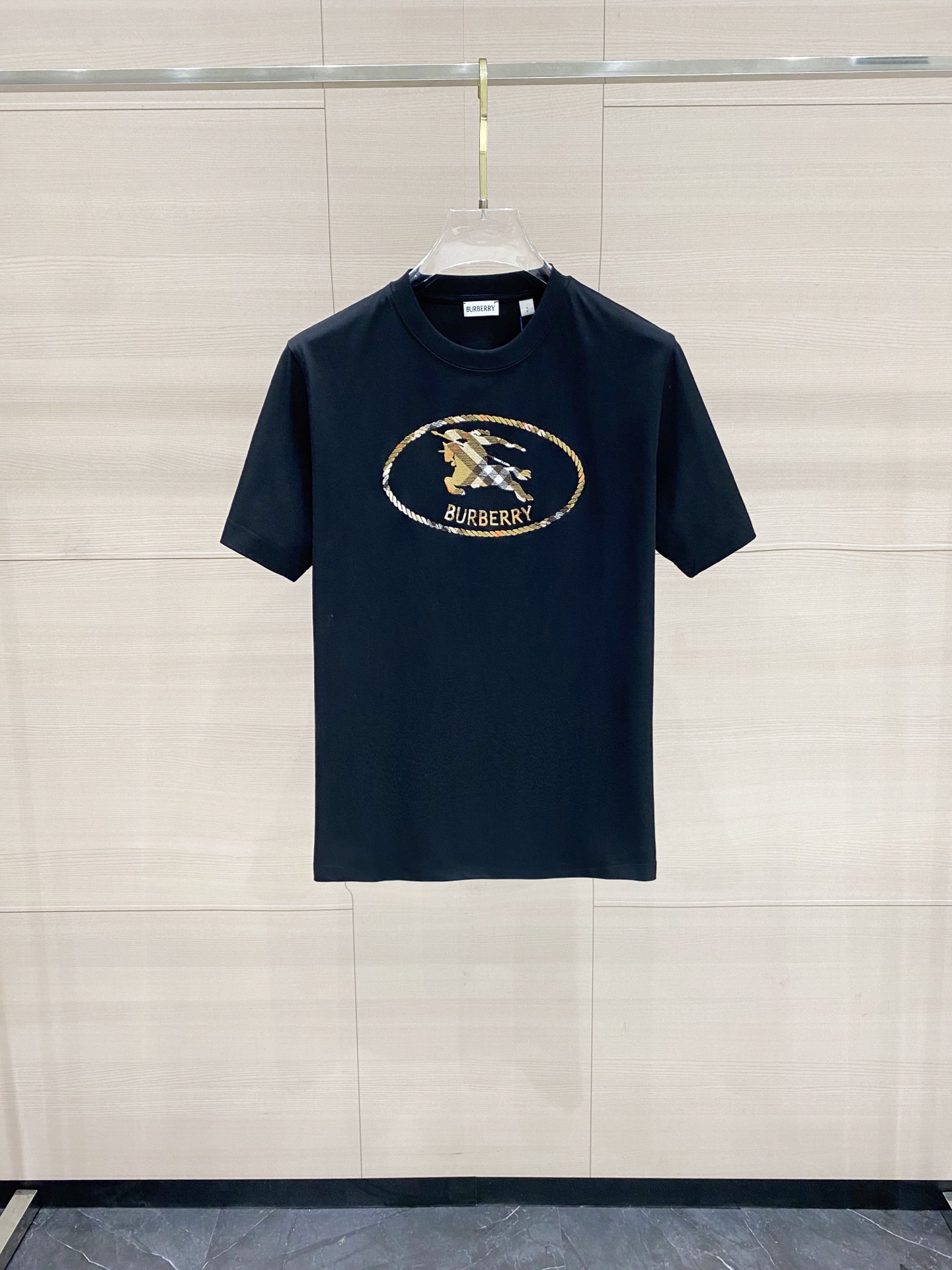 P130 Burberry 26ss nueva camiseta de primavera y verano, confeccionada en tejido ligero de algodón liso, de corte ental…