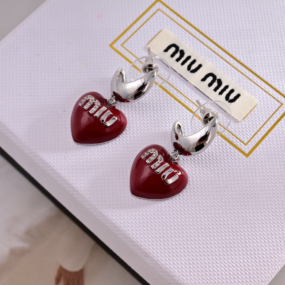 👑miumiu缪缪 🆕 字母耳钉🔸小红书时尚达人都有种草哦 显脸型 原版材质 很简约 日常配搭很不错滴 