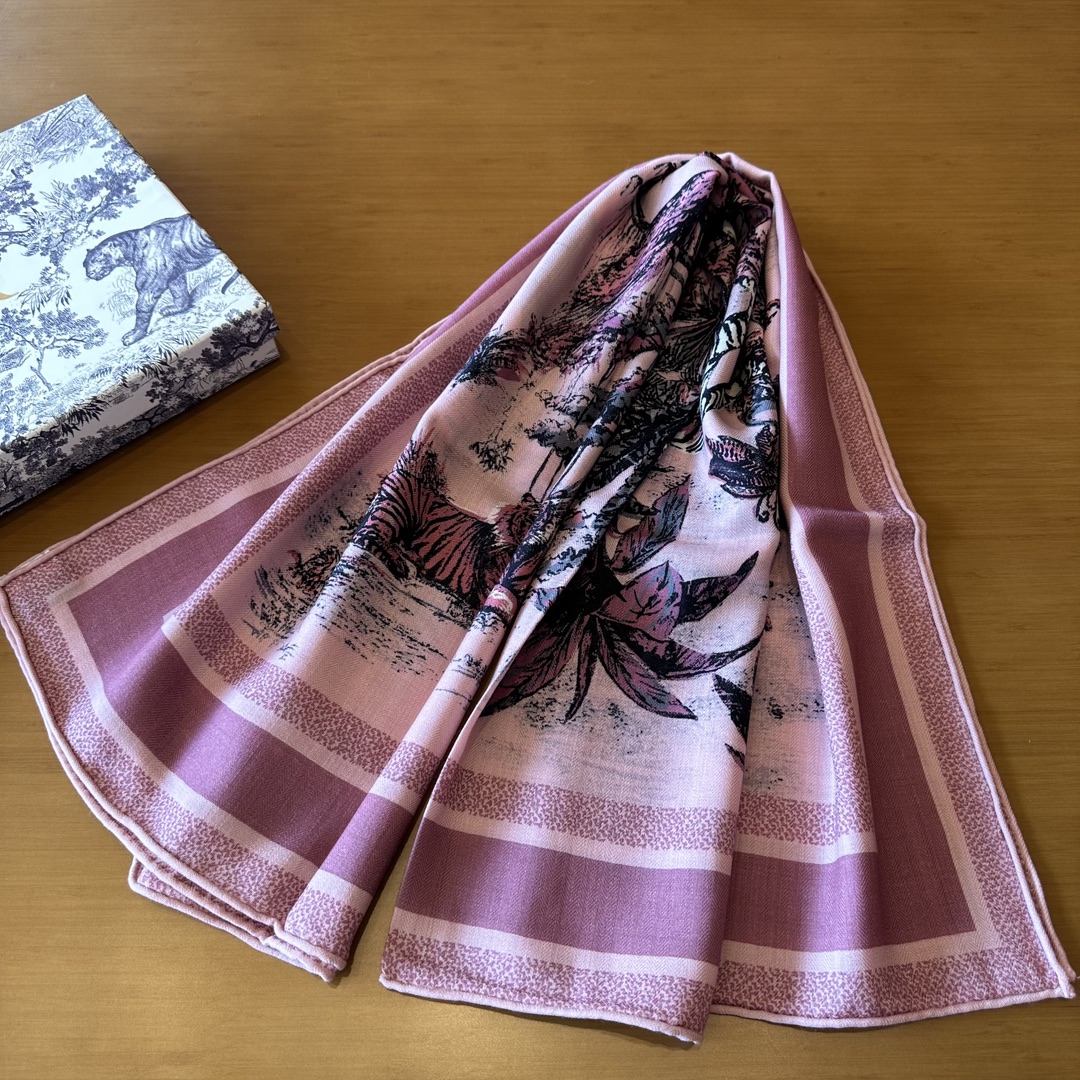 色号4️复古粉这款方巾饰以Voyage茹伊印花图案来自Dior与意大利艺术家彼得罗鲁福PietroRuf
