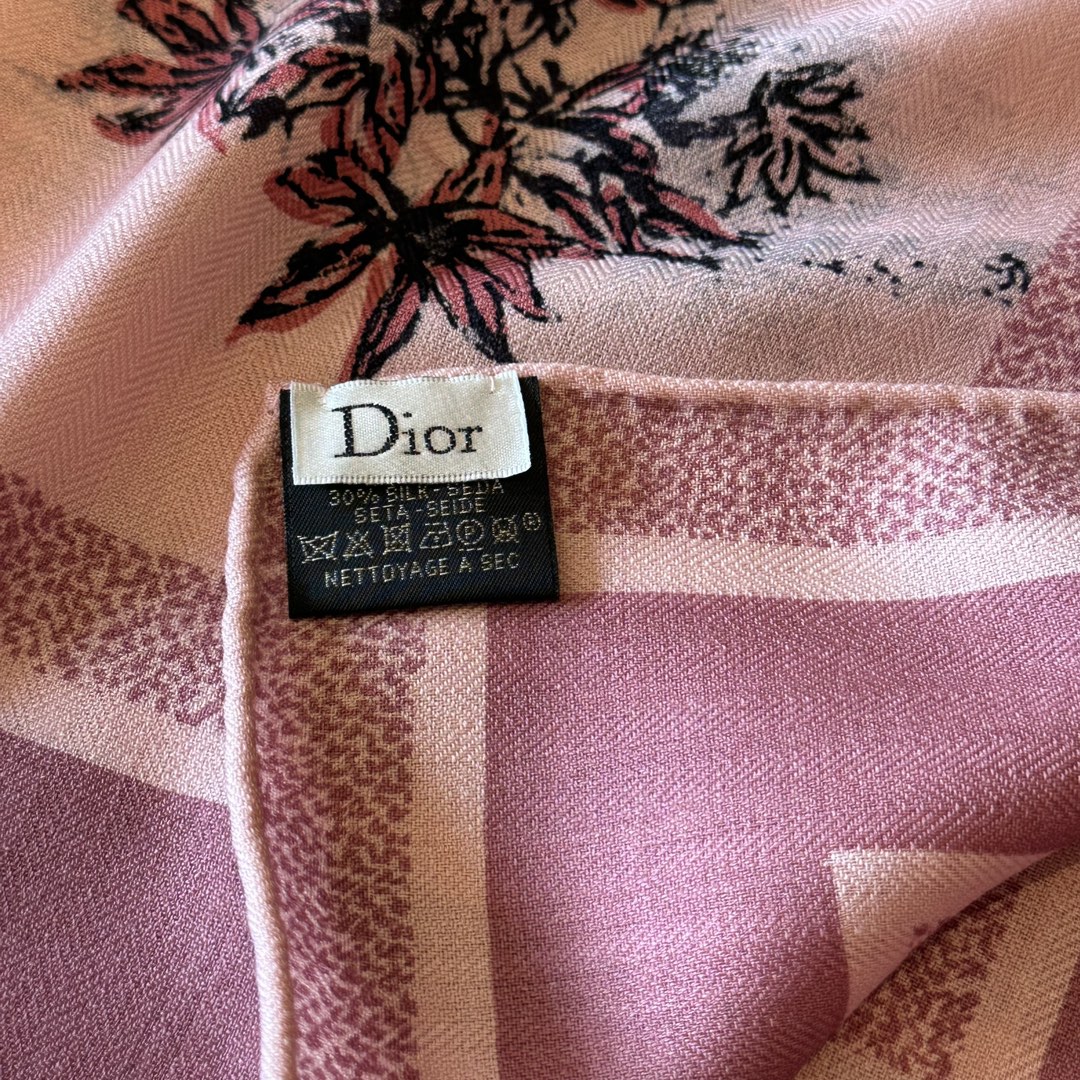 色号4️复古粉这款方巾饰以Voyage茹伊印花图案来自Dior与意大利艺术家彼得罗鲁福PietroRuf
