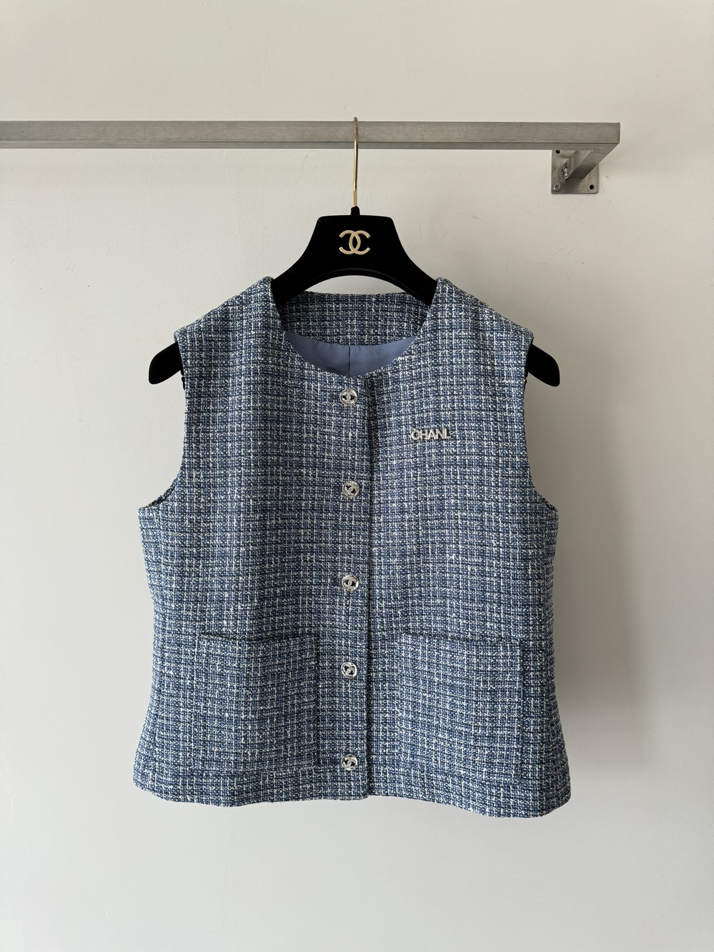 NO:452080,CHANE*25FW early autumn new style of small fragrance!  The loose small silhouette design is very versatile, and can be layered with a T-shirt vest, making the overall shape more refreshing and neat, and the low-key, simple and casual little fragrance style. The essential SML of fashionable essence, chanel, tees, t-shirt, alexander wang19860909CHANE*25FW早秋新款小香风！宽松小廓形设计很百搭,可叠穿T恤背心 让整体的造型色系更加的清爽利落,低调简约随性的小香风 时髦精必备SML,,chanel,tees，t-shirt,alexander wang,Women's clothing