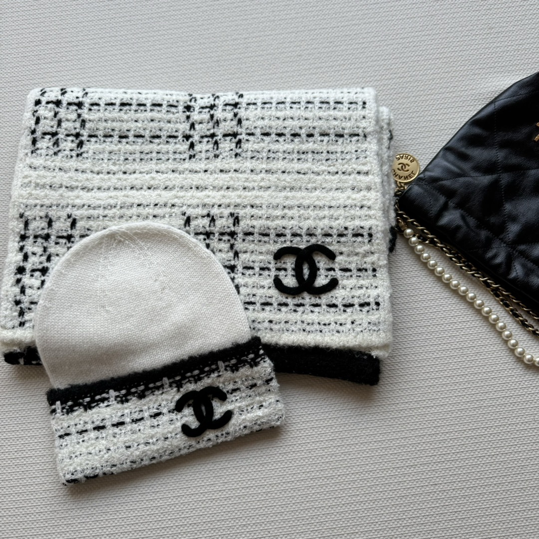 P350 上新！Chanel（香奈儿）拼色格纹围巾
选用羊毛混纺材质 7针拔花工艺，织物表面纹路立体，有层次感，呈凹凸格型纹理，完成织片后，再手工手挑logo 黑白经典配色围巾，尽显高雅气质，随意一围，营造简约时尚感，立刻提升整体造型。