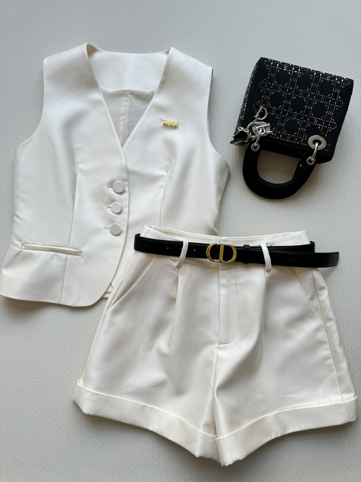 NO:853319,Dio's latest vest suit, this small suit vest features a short design, which can easily lift the waistline, elongate the leg lines, and is embellished with letter logos on the chest, making you stand out from the crowd!  The wide legs of the shorts make you look slimmer, and the thin belt design at the waist is not only easy to adjust, but also shows off your slender waist. The loose fit covers the flesh and makes you slimmer. You can wear it in your own style whether you are out on the street or on vacation. You are the GIRL who is at the forefront of the trend. You can also match it with a shirt or T-shirt.  It looks both capable and fashionable. It allows you to show your elegant and confident side at work. SML-, Dior-clothing, dior, dior, shorts, shirts, tees, t-shirt, business  suit,19860909Dio*新款马甲套装这款小西装马甲以短款设计为主打,轻松提升腰线,拉长腿部线条,胸前字母徽标点缀,让你在人群中脱颖而出！短裤阔腿显瘦,腰部细带设计不仅方便调节,还能展现你的纤细小蛮腰.宽松版型更是遮肉显瘦,无论是出街还是度假都能穿出自己的风格你就是那个走在潮流前线的GIRL也搭配衬衫或T恤,既显得干练又不失时尚感.让你在工作中也能展现出优雅自信的一面SML-,迪奥-服装,dior,dior,shorts,shirts,tees，t-shirt,business suit,,Women's clothing