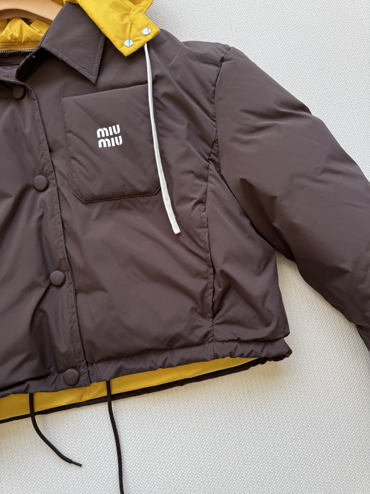 Miu Mi*🆕秋冬新款 假两件连帽短款羽绒 充绒量140克 原版开发 高版出品 深棕主调自带酷感 亮黄