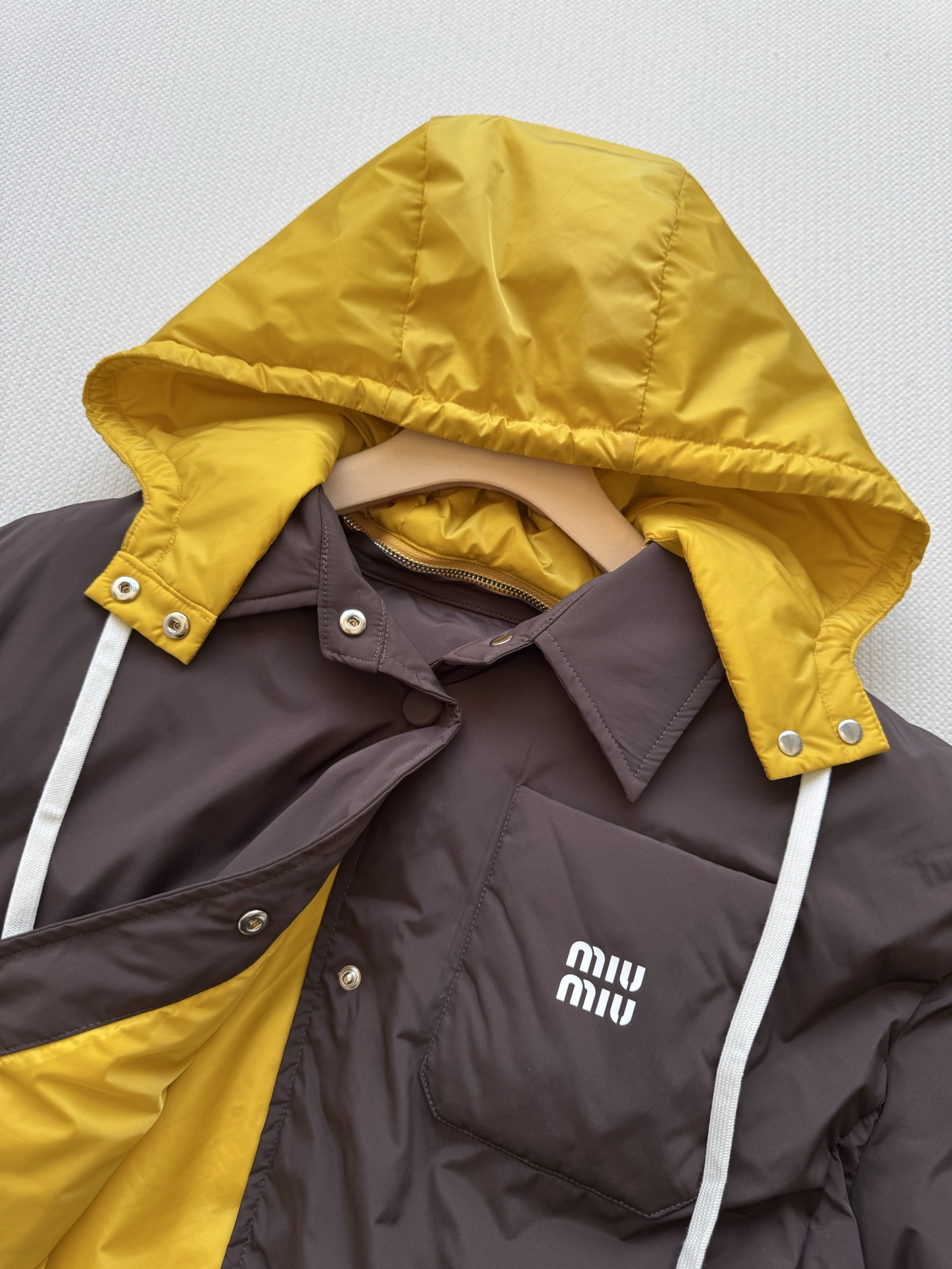 Miu Mi*🆕秋冬新款 假两件连帽短款羽绒 充绒量140克 原版开发 高版出品 深棕主调自带酷感 亮黄