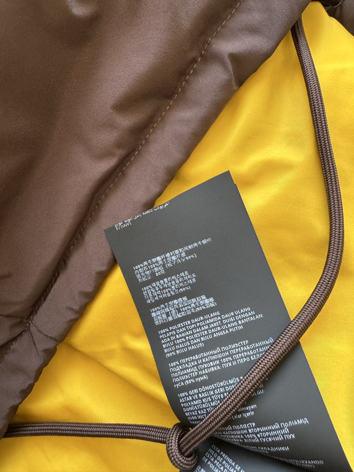 Miu Mi*🆕秋冬新款 假两件连帽短款羽绒 充绒量140克 原版开发 高版出品 深棕主调自带酷感 亮黄