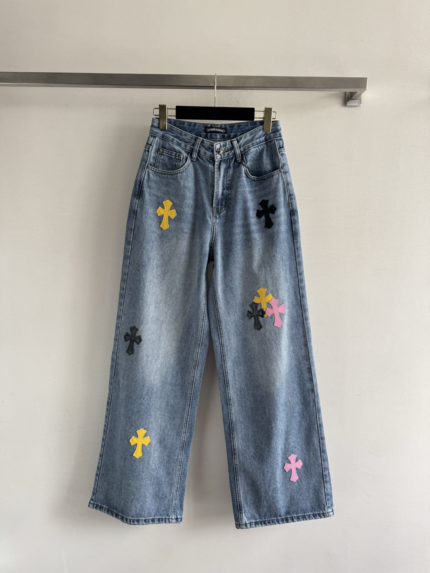 NO:533931,Chrome Heat* 25FW new straight jeans are designed with colorful leather logo embellishments, which are very distinctive and not monotonous. The texture of the fabric is super soft and comfortable to wash online. The color is super good-looking. The process is fine and perfect. The upper body is versatile to cover the flesh and make it look slimming. The body proportions are raised. It is full of fashionable. Any body can control SML!  ,,chrome hearts,chrome hearts,jeans,alexander wang19860909Chrome Heat*克罗心25FW新款直筒牛仔裤 设计了彩色皮质logo点缀 超有特色 非常不单调 面料质感超在线水洗柔软舒适 色系超级好看 工艺处理精细完美 上身百搭遮肉显瘦 拉高身材比例 时髦感十足 任何身形都可驾驭SML！,,chrome hearts,chrome hearts,jeans,alexander wang,Women's clothing