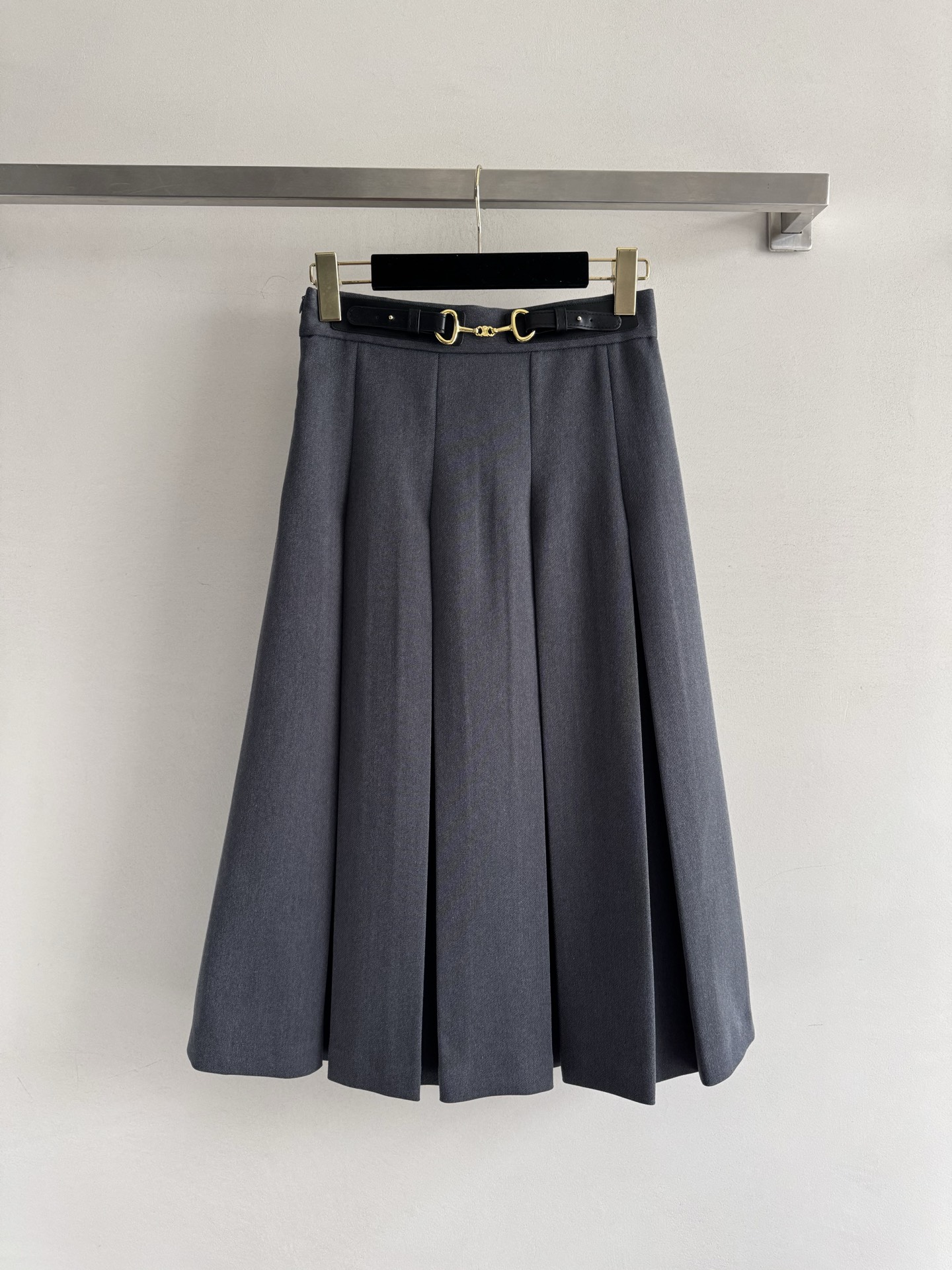 NO:637543,CELIN*25FW new high-waisted pleated skirt has a classic A-line shape, retro and crisp style, and is embellished with a custom logo metal horseshoe buckle belt, which is full of sophistication. The pleated design modifies the leg shape, showing an age-reducing temperament. It looks slim and elegant, and is suitable for various body types. The autumn and winter fabrics are comfortable and durable, and can be worn with a shirt or sweater to easily get a commuting or casual style. It is also OK for daily outings~ Two-color SML, Celine-Clothing, celine, celine, loro  piana,skirts,shirts,alexander wang19860909CELIN*25FW新款高腰百褶半身裙经典A字版型,复古挺括有型,定制logo金属马蹄扣腰带点缀,精致感满满.百褶设计修饰腿型,更显减龄气质 显瘦又优雅,适合多种身材.秋冬面料舒适耐穿,搭配衬衫或针织衫,轻松get通勤or休闲风,日常出街也很OK~两色SML,赛琳-服装,celine,celine,loro piana,skirts,shirts,alexander wang,Women's clothing