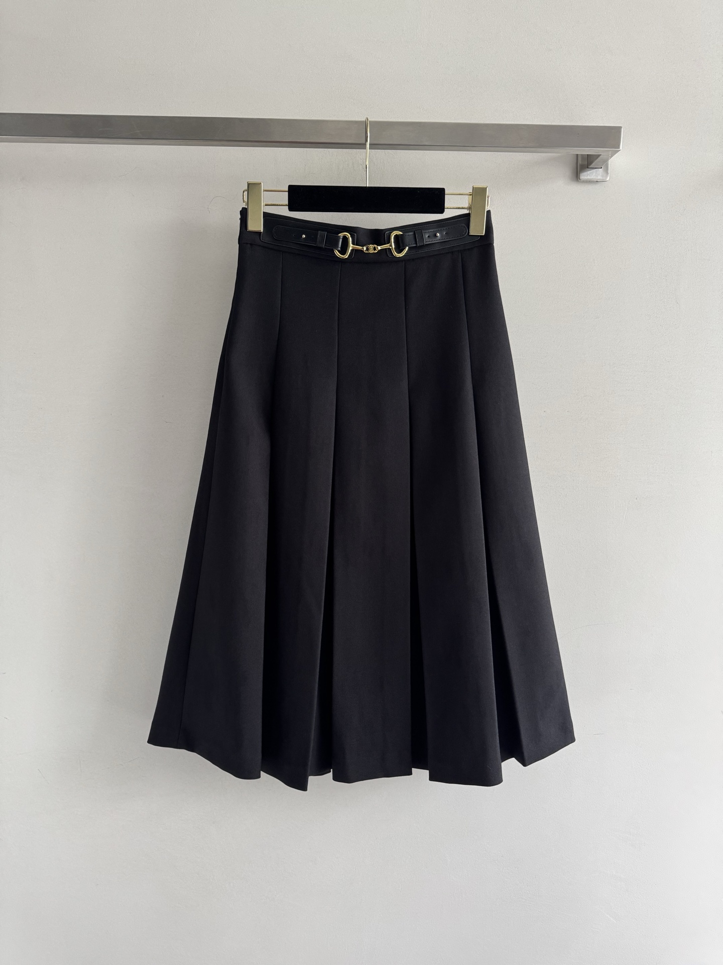 NO:533925,CELIN*25FW new high-waist pleated skirt classic A-line style, retro, crisp and stylish, custom logo metal horseshoe buckle belt embellishment, full of exquisiteness. The pleated design modifies the leg shape, making it look more age-reducing, slim and elegant, suitable for a variety of figures. Fabrics are comfortable and durable, matched with shirts or sweaters, easy to get commuter or casual style, and it is also OK to go out on the street every day~Two-color SML, celine, skirts, shirts, alexander wang19860909CELIN*25FW新款高腰百褶半身裙经典A字版型,复古挺括有型,定制logo金属马蹄扣腰带点缀,精致感满满.百褶设计修饰腿型,更显减龄气质 显瘦又优雅,适合多种身材.秋冬面料舒适耐穿,搭配衬衫或针织衫,轻松get通勤or休闲风,日常出街也很OK~两色SML,,celine,skirts,shirts,alexander wang,Women's clothing