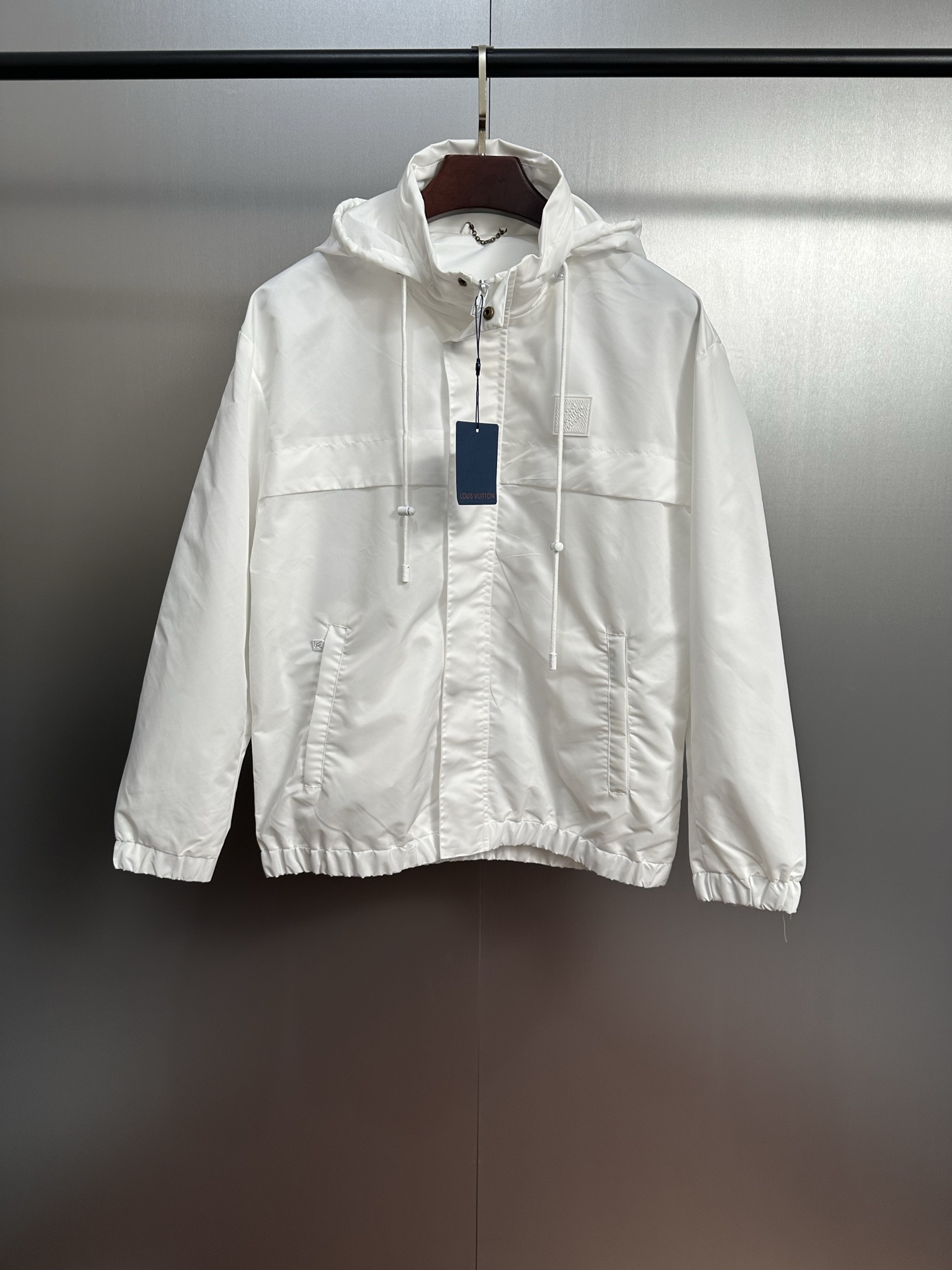 NO:528326,Official website LOUIS VUITTON SS25 windproof solid color zipper jacket, classic fighter jet, original custom fabric, classic old-fashioned inner, hardware, classic versatile color, white, code number M-3XL,,louis vuitton, jackets & coats, jackets & coats, alexander wang19860909官网款LOUIS VUITTON SS25 防风纯色拉链夹克外套,经典中的战斗机,原版定制面料,内里经典老花,五金 经典百搭  颜色白色 码数M-3XL,,louis vuitton,jackets & coats,jackets & coats,alexander wang,Men's clothing