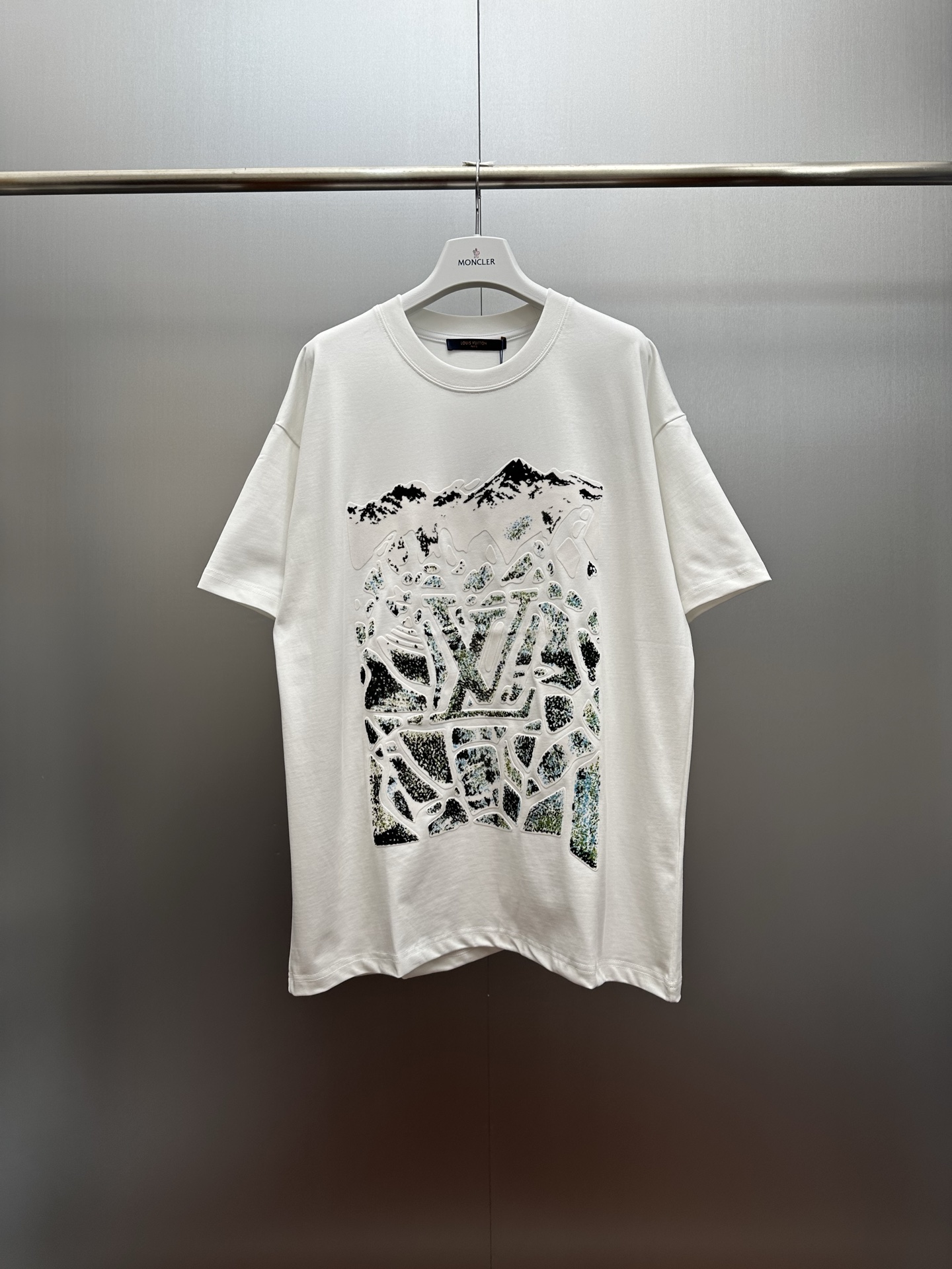 Camiseta P95 LV Snow Mountain Print Con 320 gramos de tejido pesado, esta camiseta blanca de marca compartida de LV y M…