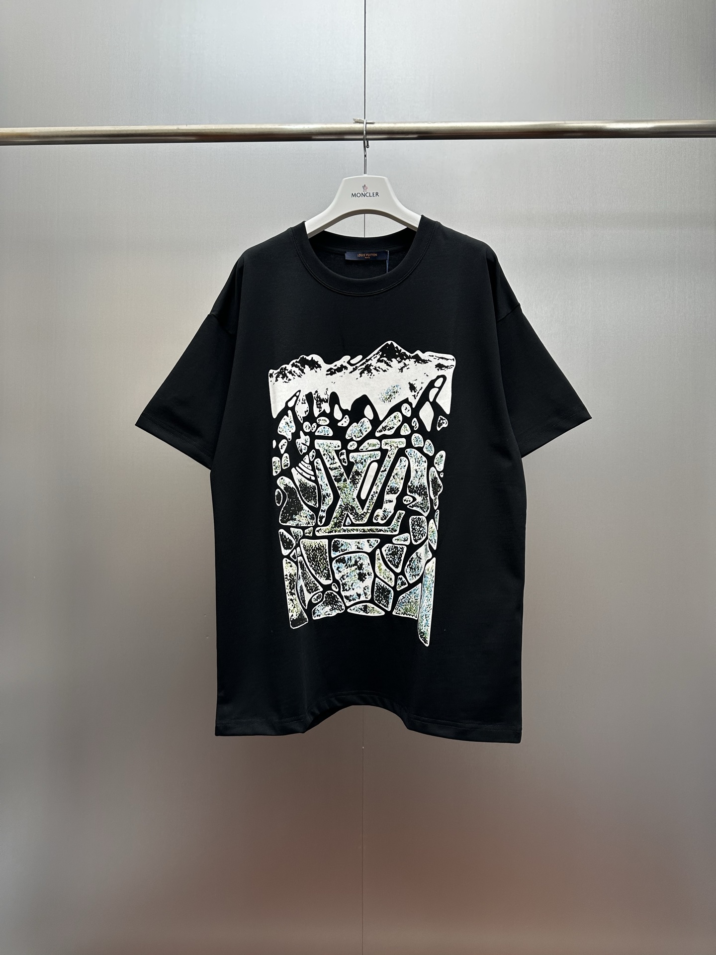 Camiseta P95 LV Snow Mountain Print Con 320 gramos de tejido pesado, esta camiseta negra de marca compartida LV y Moncl…