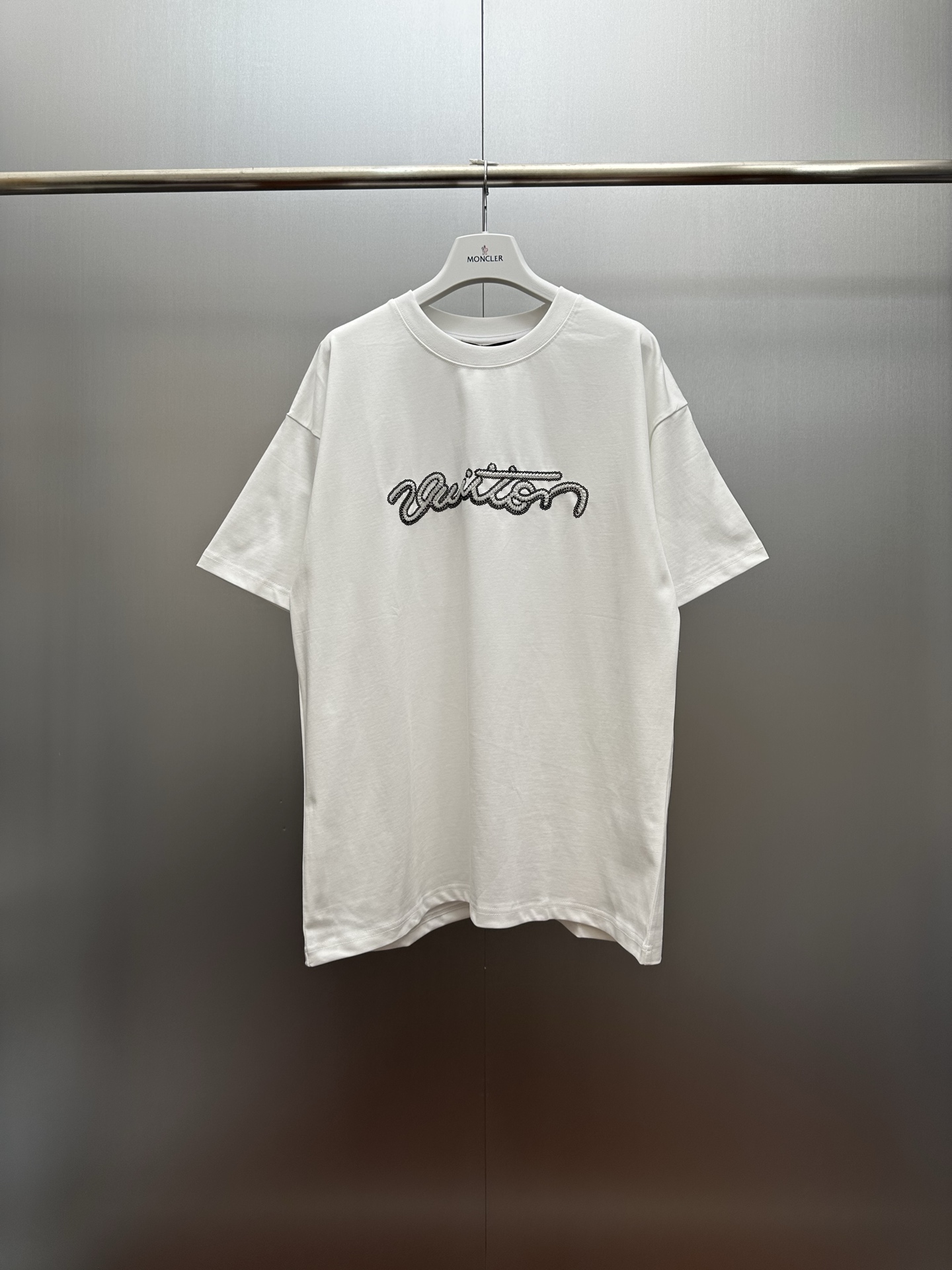P95 LV letra T blanca bordada con cuentas. El logotipo de la letra de esta T blanca LV está hecho con tecnología de bor…