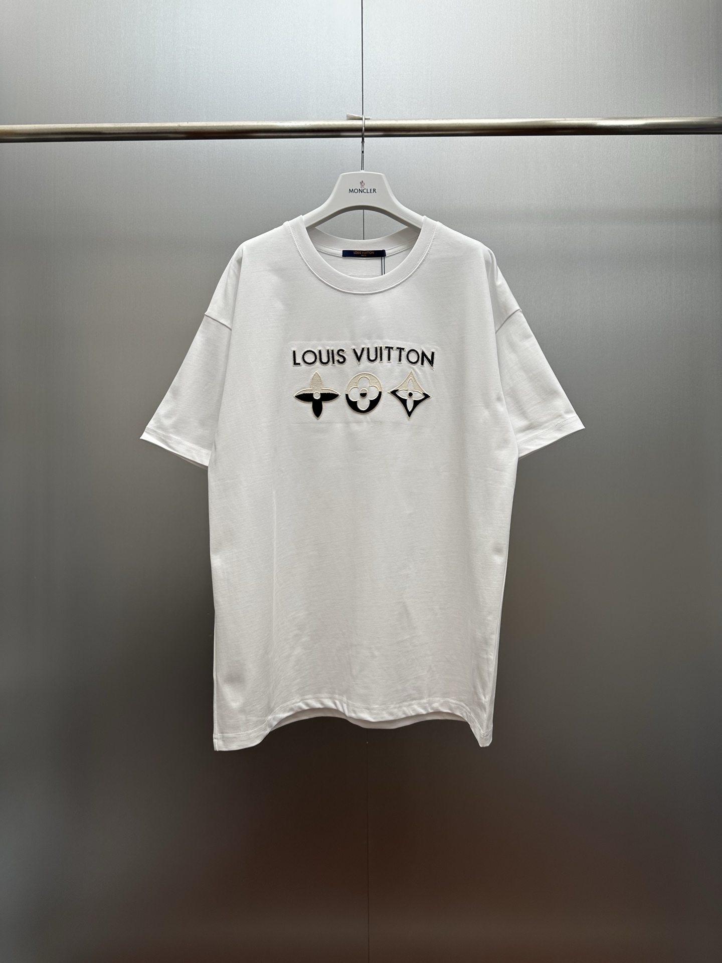 P95 LV parche logo blanco T. Esta camiseta LV blanca toma las letras de la marca y los patrones florales clásicos como …