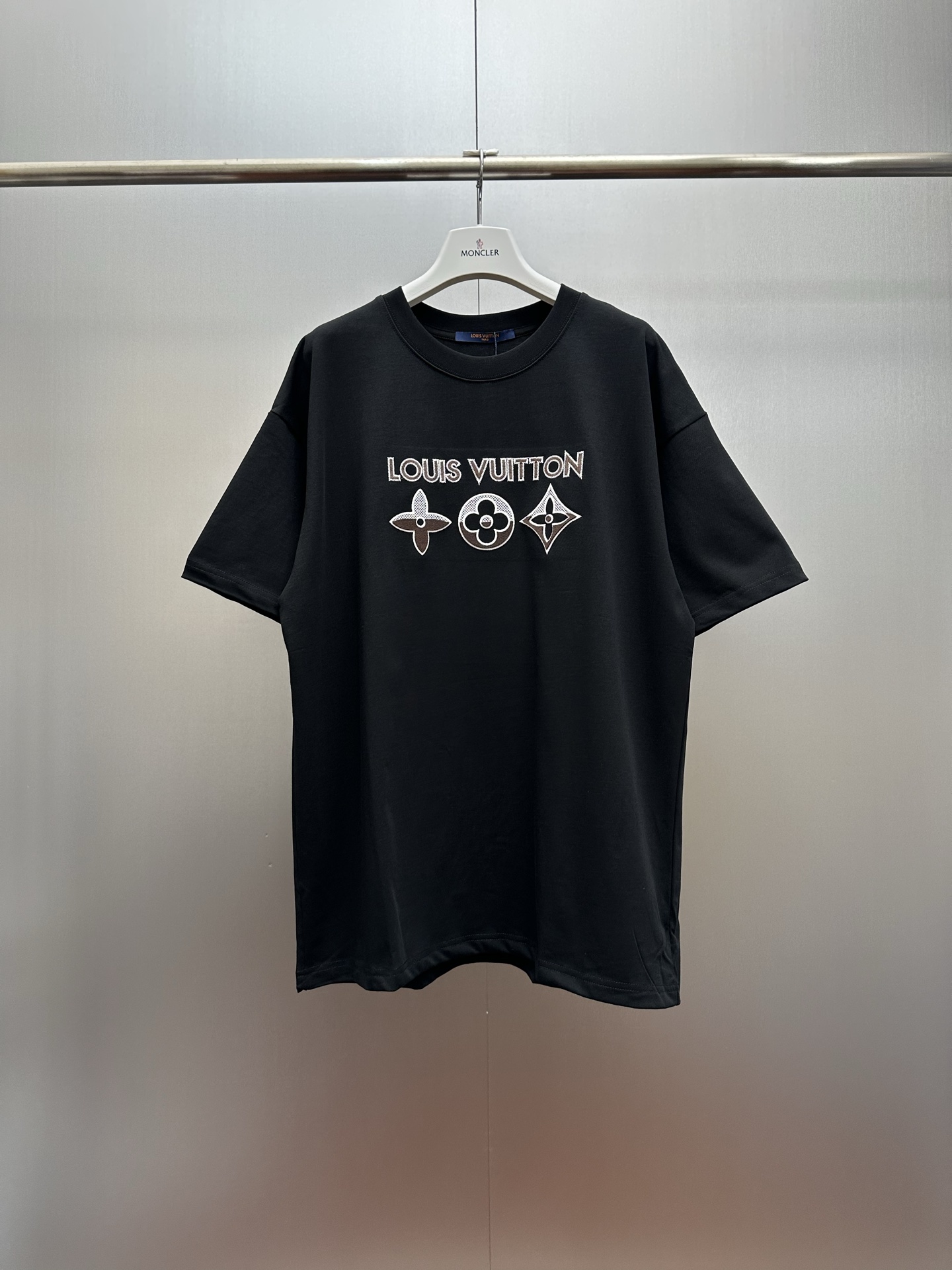 P95 LV parche logo camiseta negra. Esta camiseta LV negra toma las letras de la marca y los patrones florales clásicos …