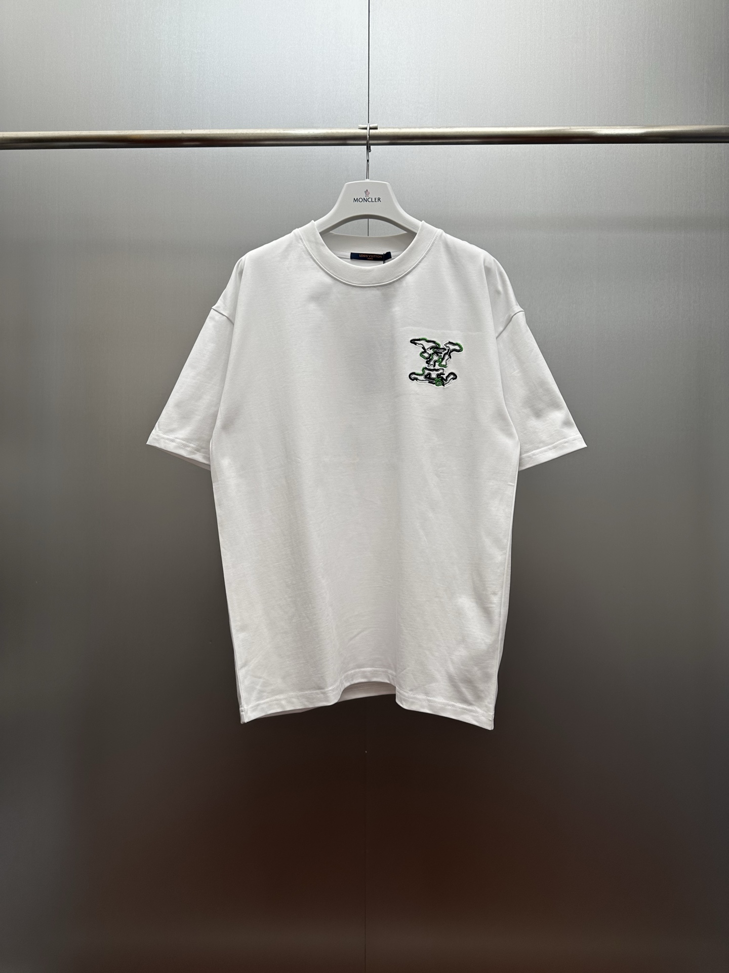 Camiseta blanca de puro algodón con bordado tridimensional P95 LV. ¡Esta camiseta blanca de manga corta de Louis Vuitto…