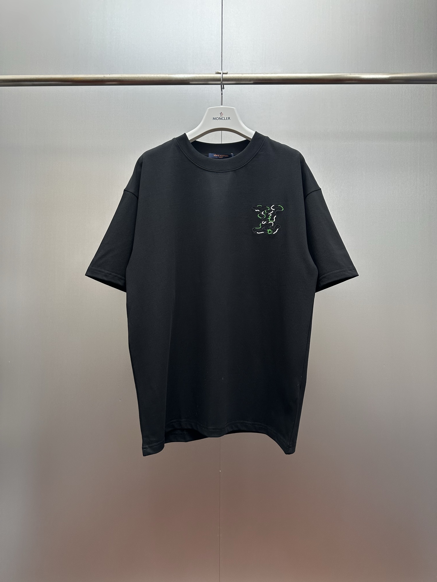 P95 LV Camiseta negra de puro algodón con bordado tridimensional. ¡Esta camiseta negra de manga corta de Louis Vuitton …
