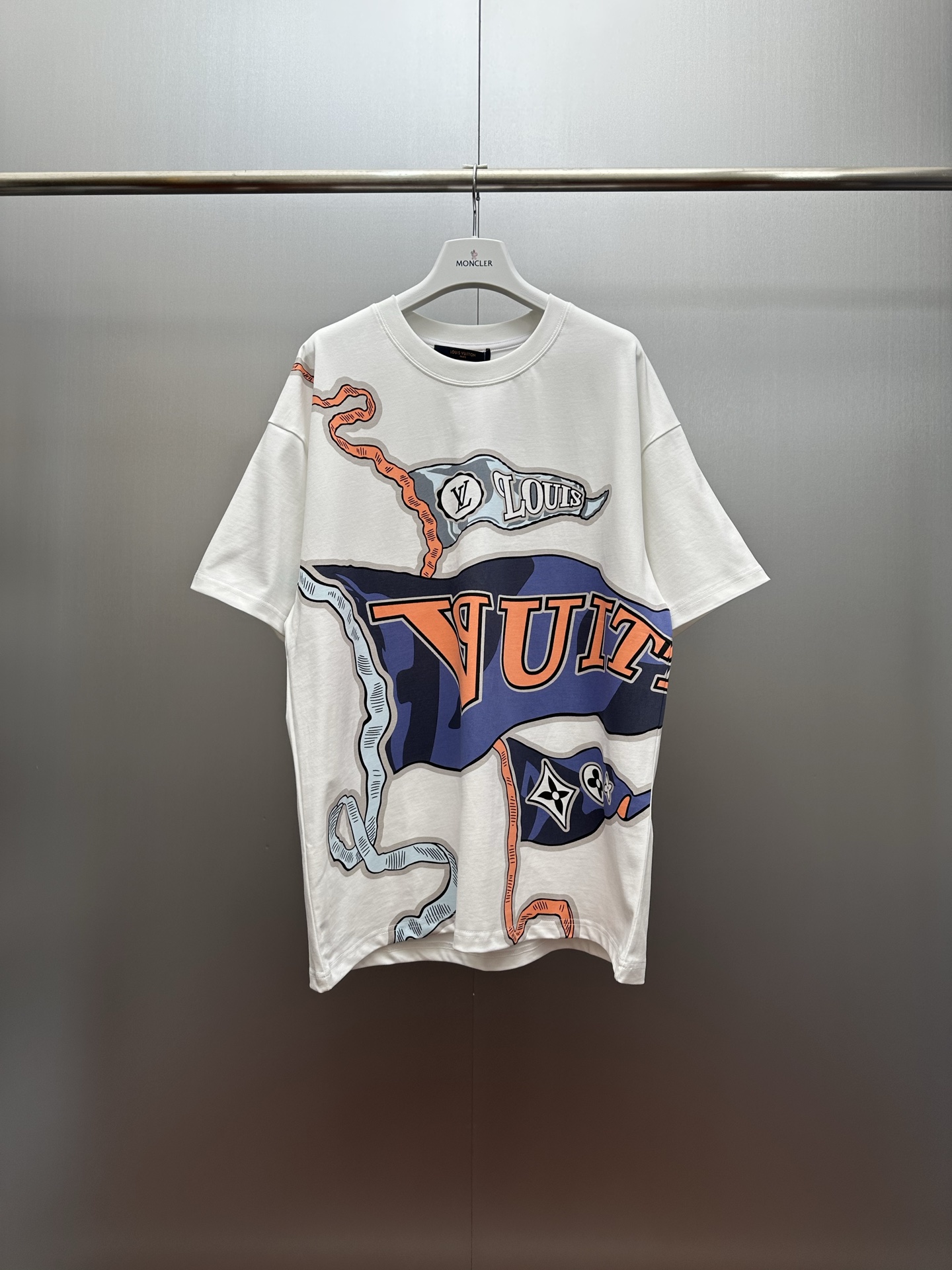 Camiseta holgada de puro algodón con estampado de bandera P95 LV. ¡Esta camiseta blanca estampada de Louis Vuitton es u…