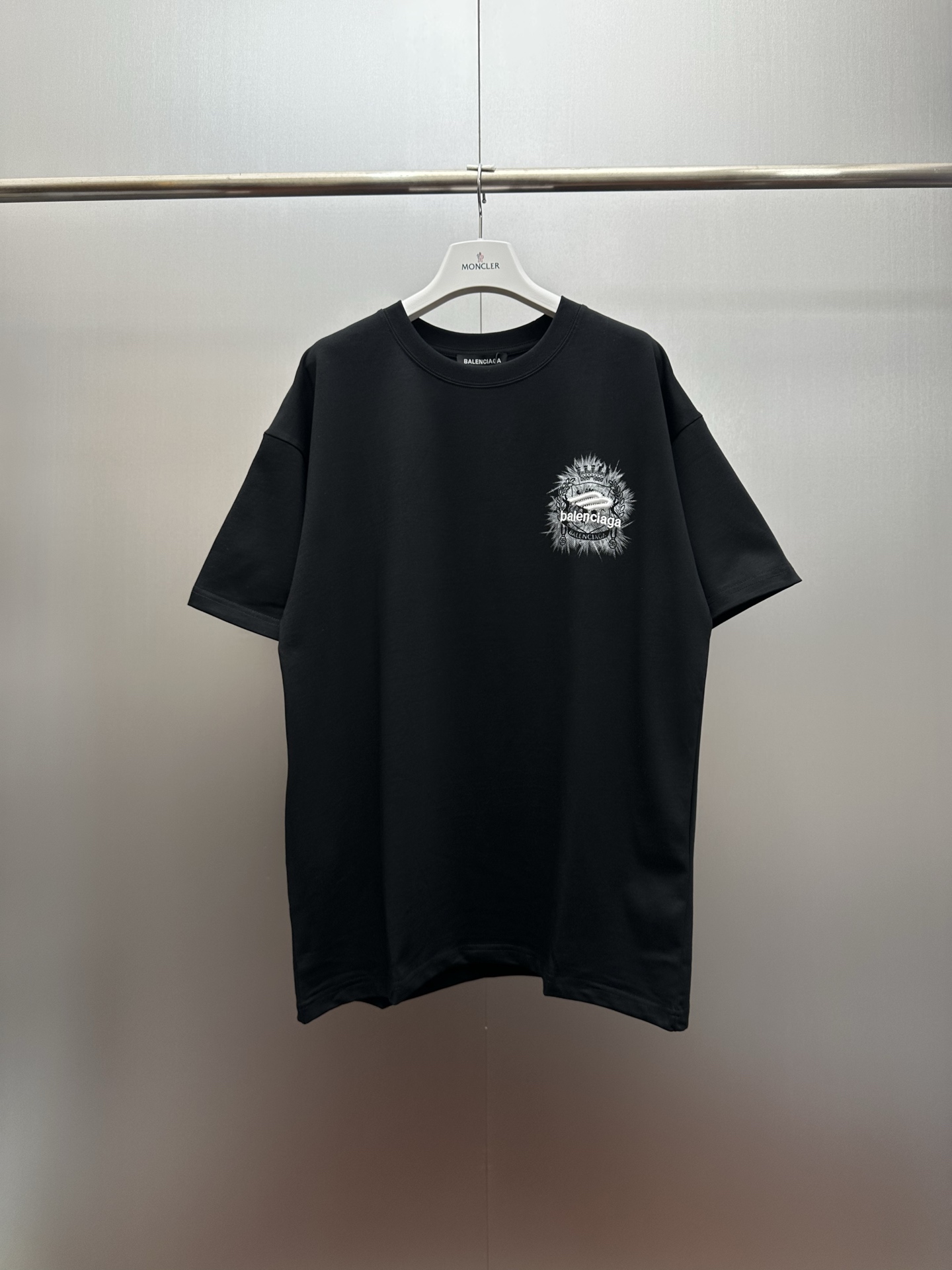 P95 Camiseta negra Balenciaga/París con estampado, nueva camiseta negra de manga corta de Balenciaga, ¡es un imprescind…