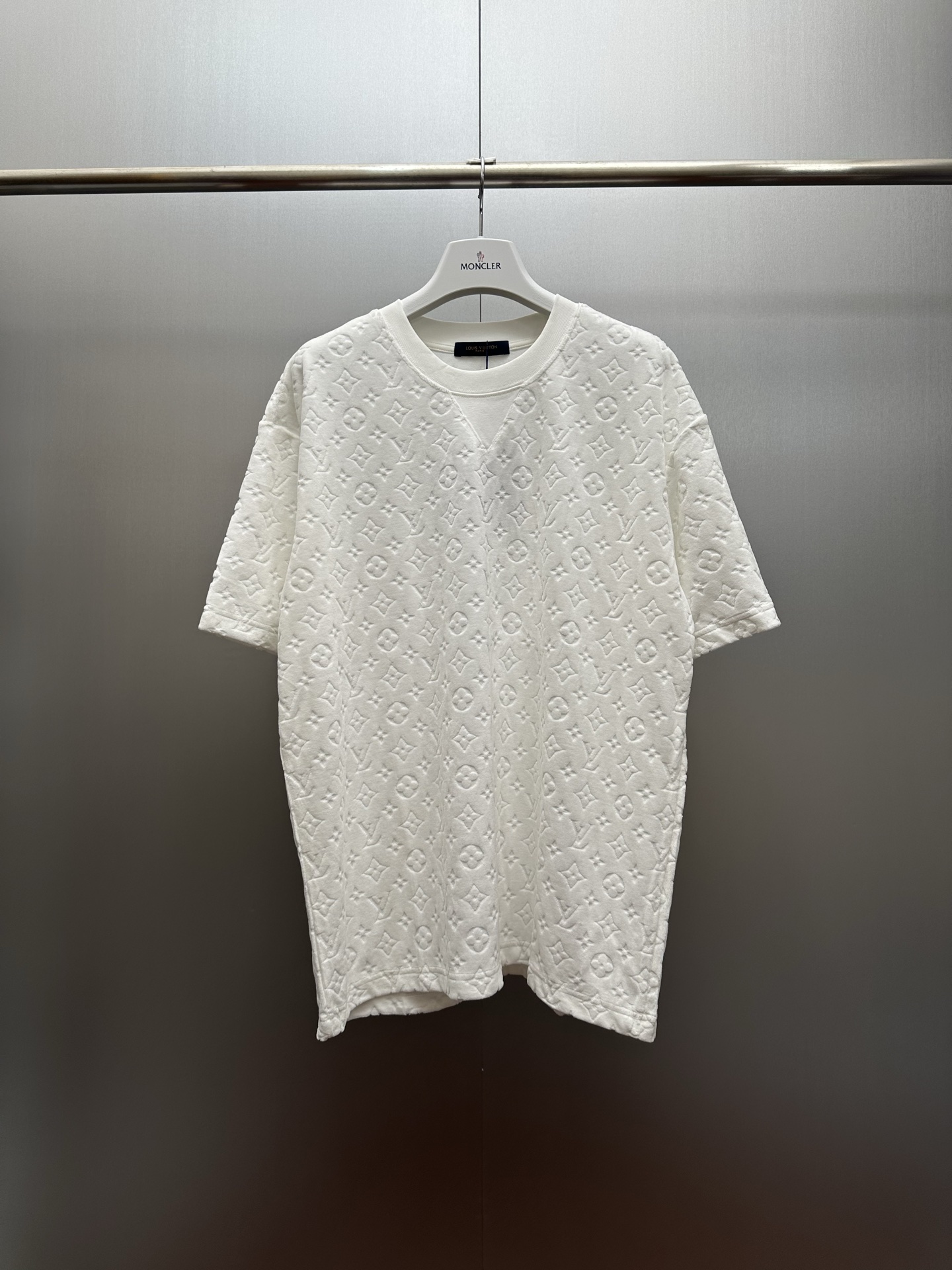 Camiseta P95 LV blanca con estampado integral en relieve. ¡Esta camiseta blanca de manga corta es el techo del lujo lig…