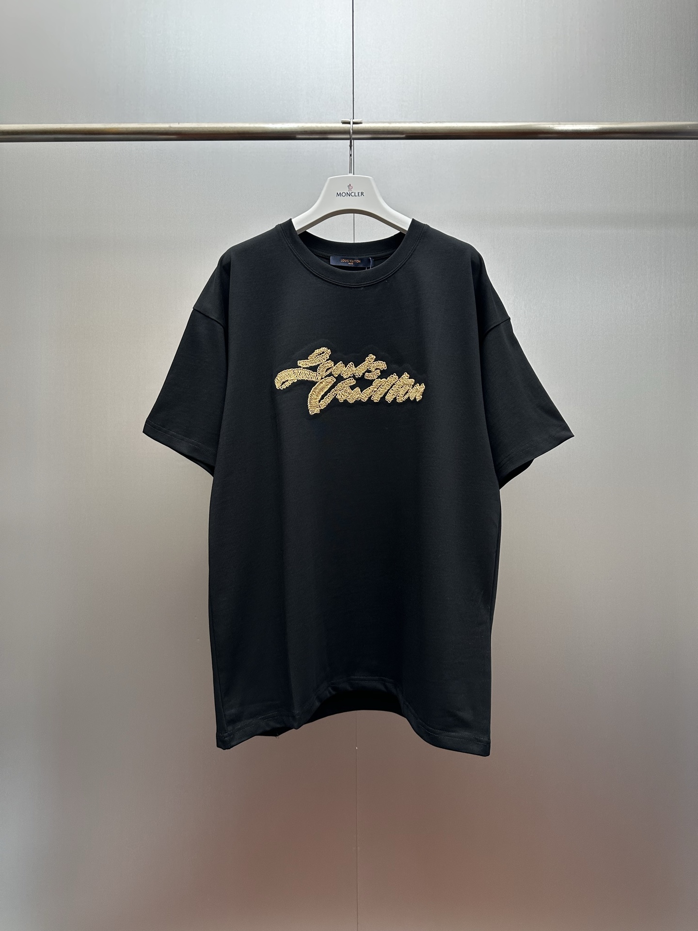 P95 LV cuerda de cáñamo letras bordadas puro algodón negro T Tejido pesado de 320 g, esta camiseta negra de manga corta…