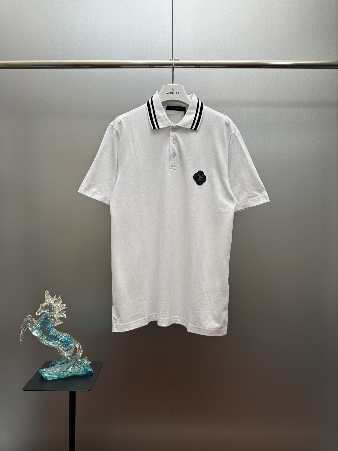 Polo P100 lv/botón solapa etiqueta piel. Este polo blanco está confeccionado en tejido de piqué de algodón. Tiene una t…