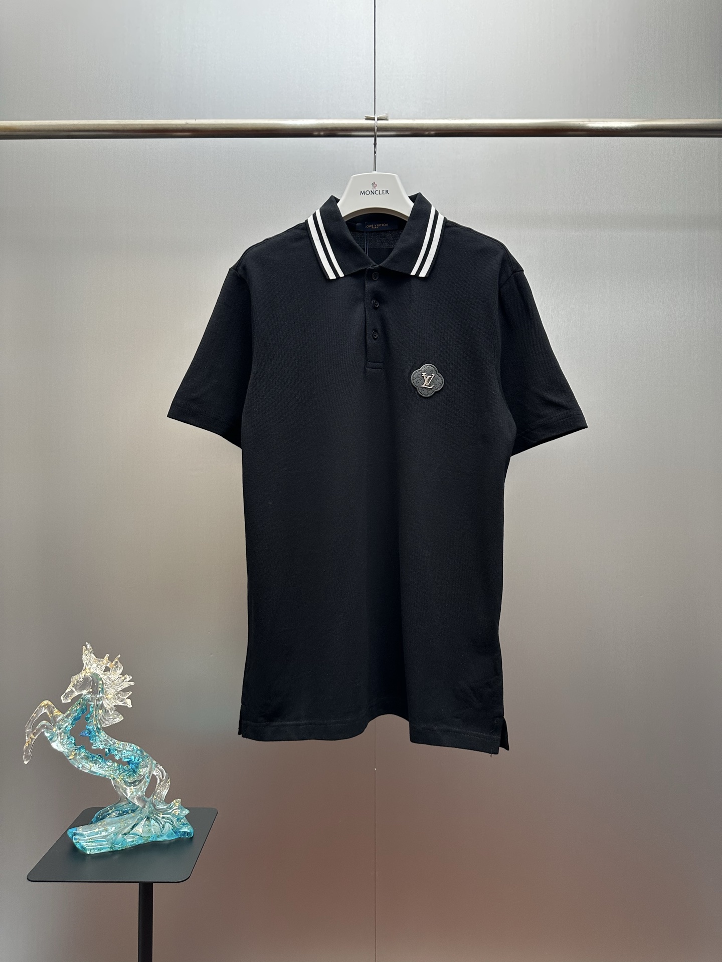 Polo P100 lv/botón solapa etiqueta piel. Este polo negro está confeccionado en tejido de piqué de algodón. Tiene una te…