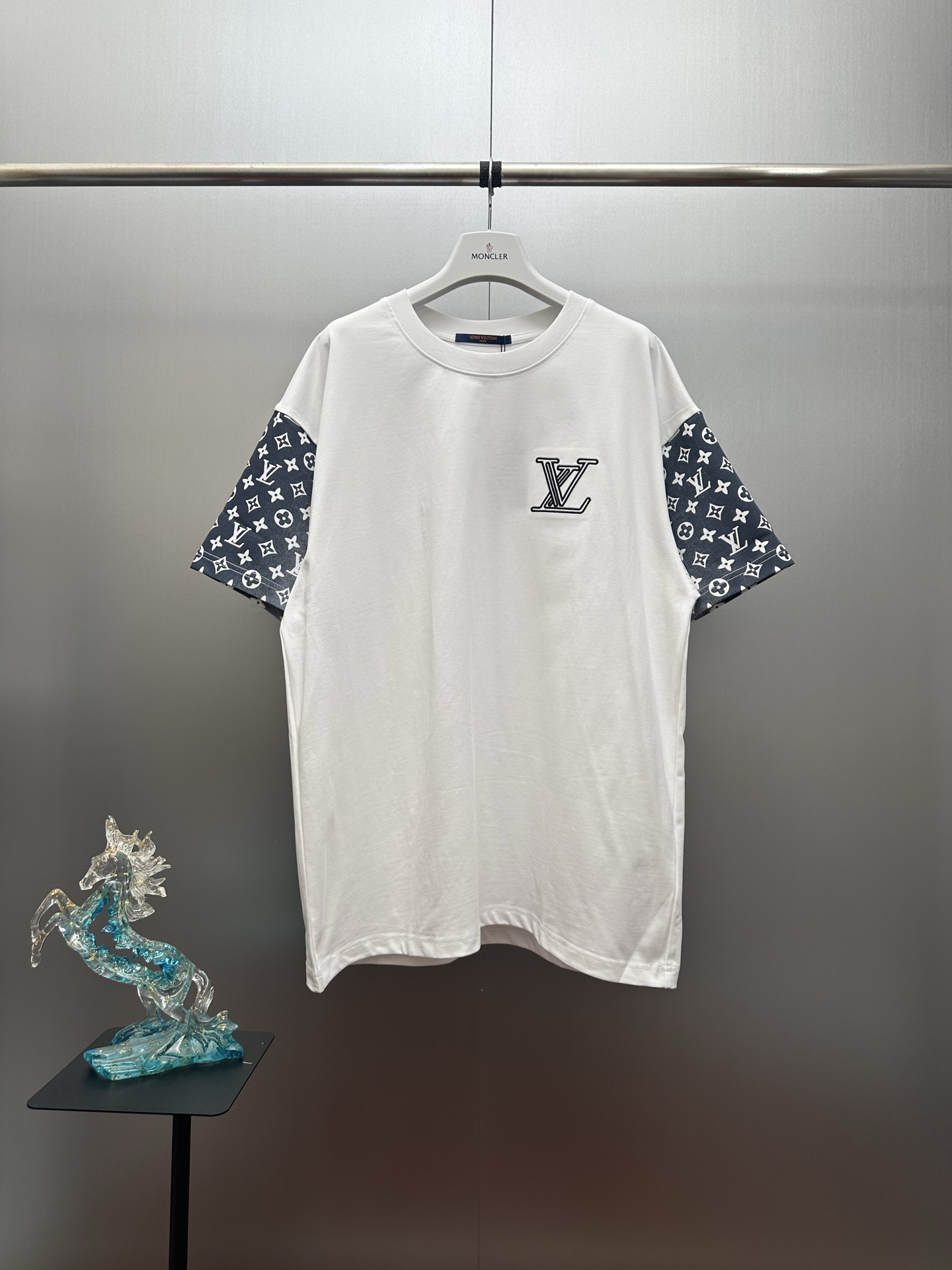 P95 Camiseta blanca con mangas con pespunte presbicia. Hecho de tela de algodón puro pesado de 320 g, es nítido y elega…