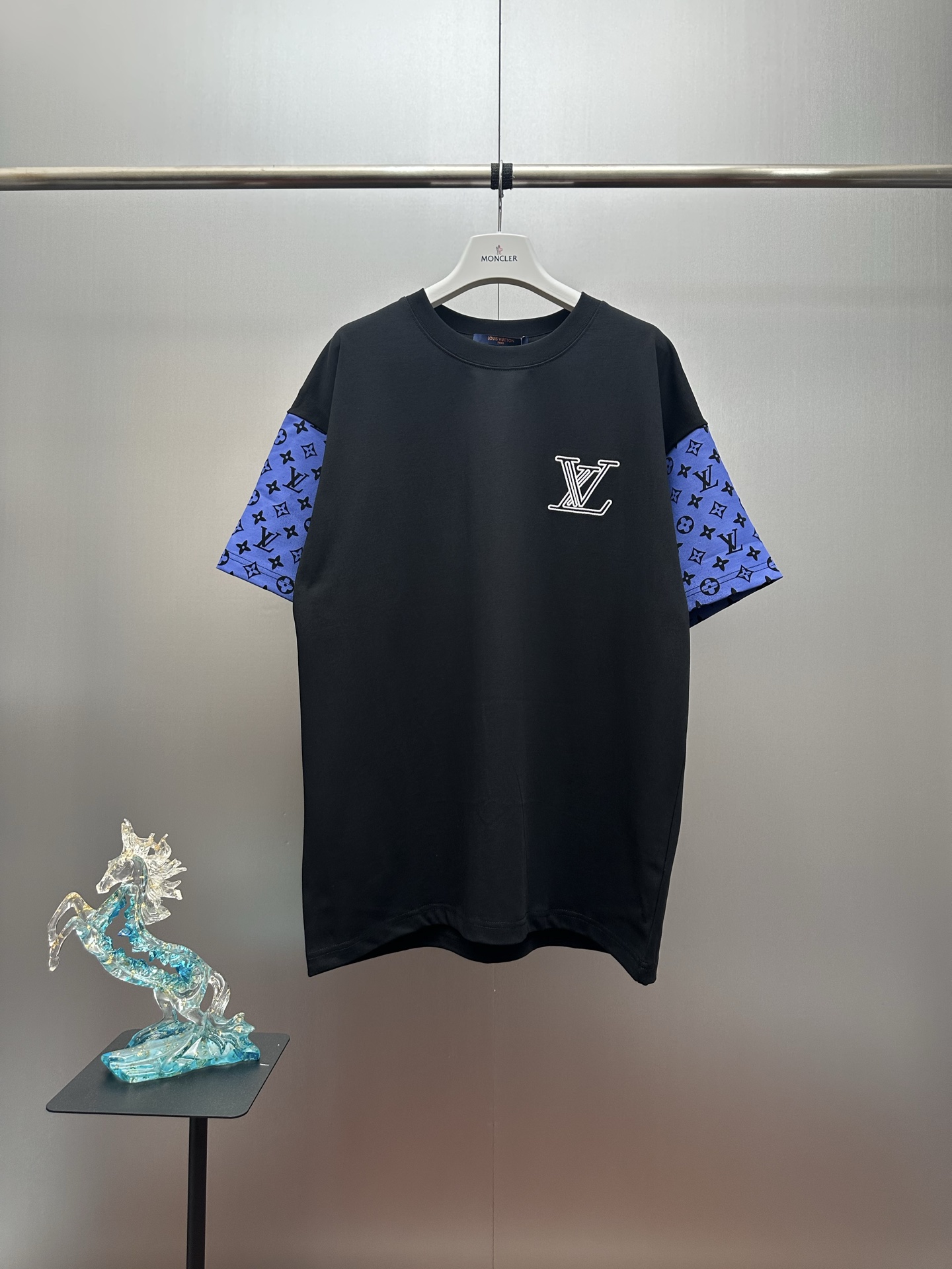 P95 Camiseta negra con mangas con pespunte presbicia. Hecho de tela de algodón puro pesado de 320 g, es nítido y elegan…