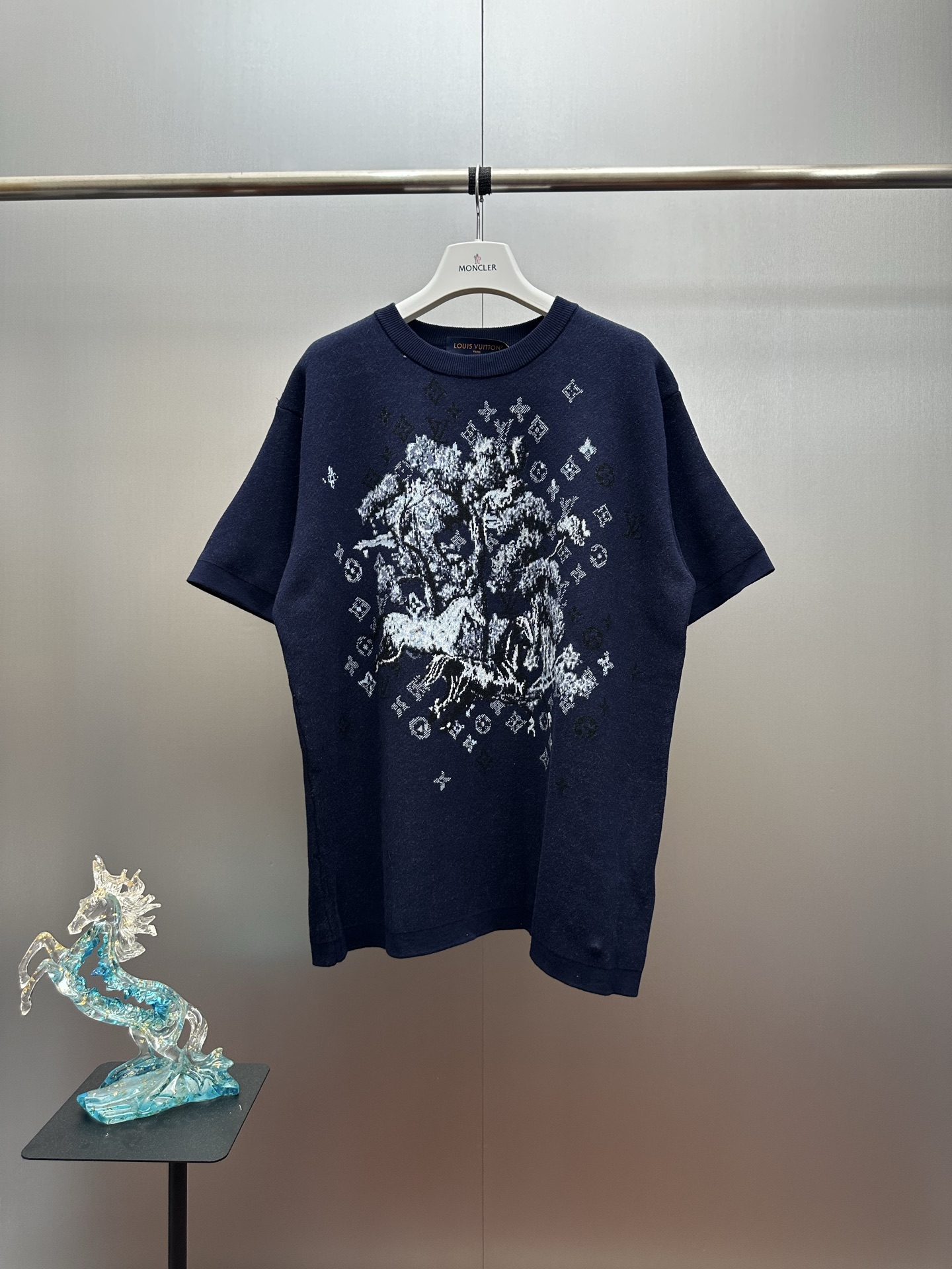 P225 LOUIS VUITTON 26SS Camiseta de manga corta con cuello redondo y estampado jacquard de lana. Compra y desarrollo au…