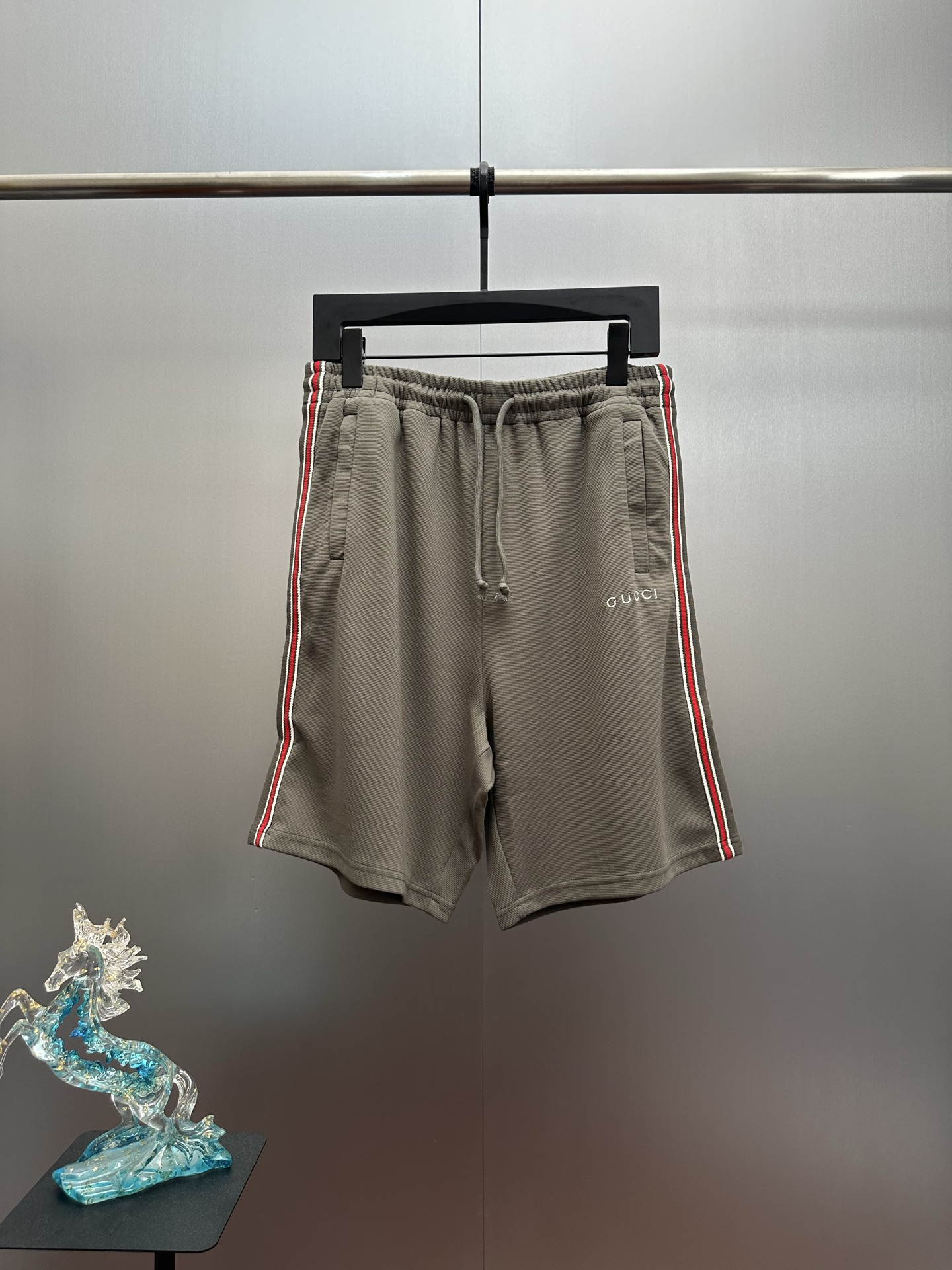 🔥P185@Gucc*/Gucci FW26 nueva chaqueta corta de algodón con rayas de contraste, cinta tejida con letras bordadas y cord…