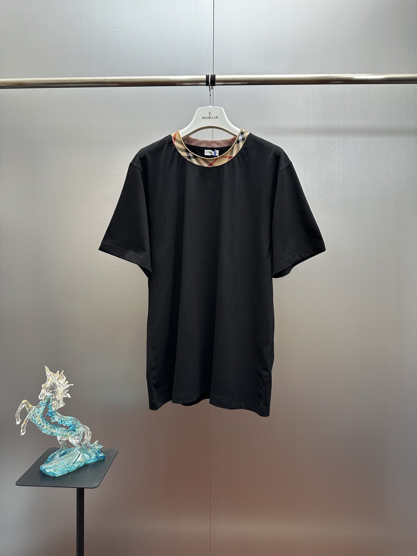 🔥P120@BURBERRY Camiseta de algodón decorada a cuadros con cuello redondo 25SS, comprada por 4050 auténtico, algodón pi…