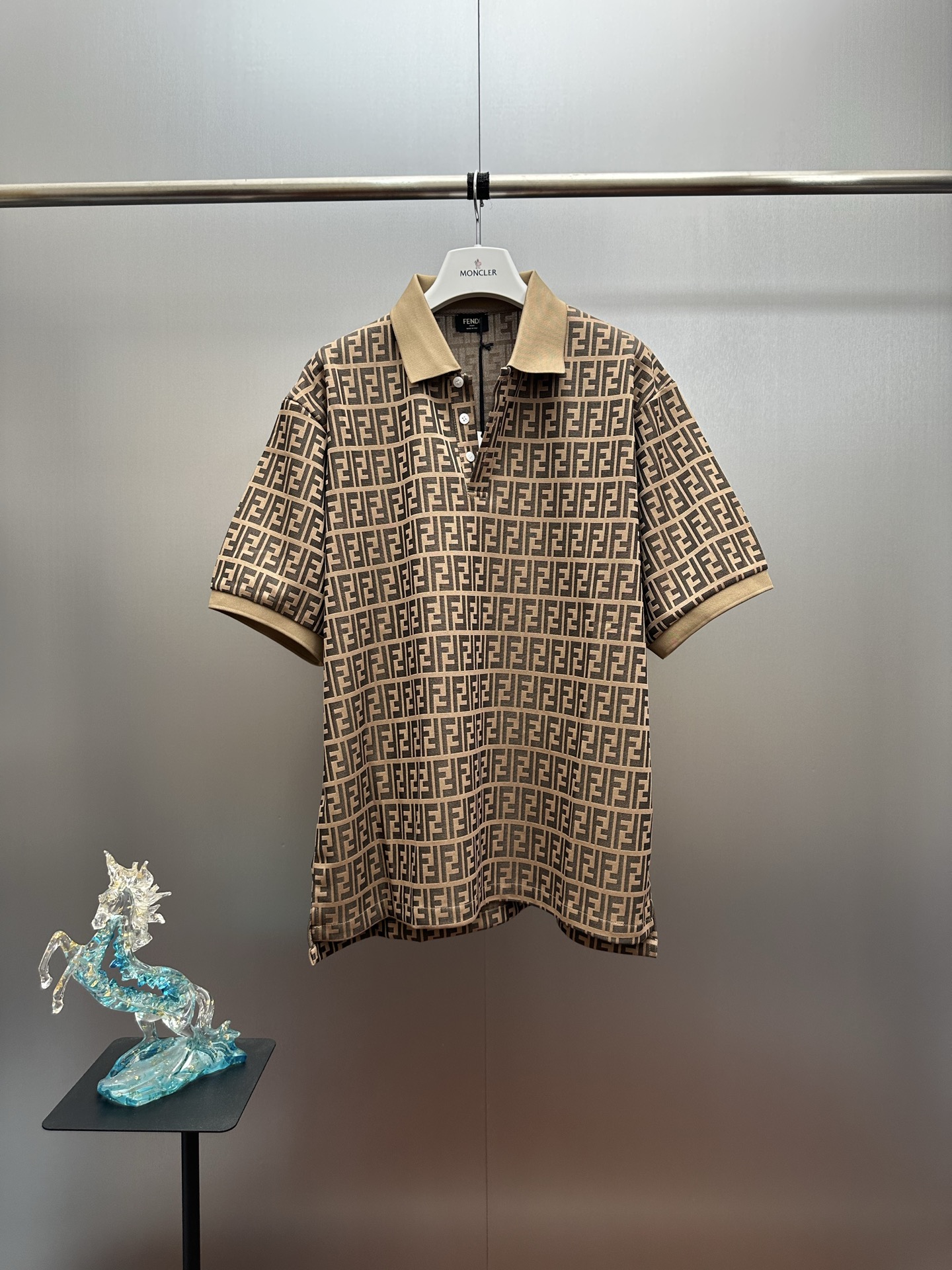 P135 LU polo retro con estampado de monograma marrón caqui, base marrón caqui + monograma marrón oscuro, sensación retr…