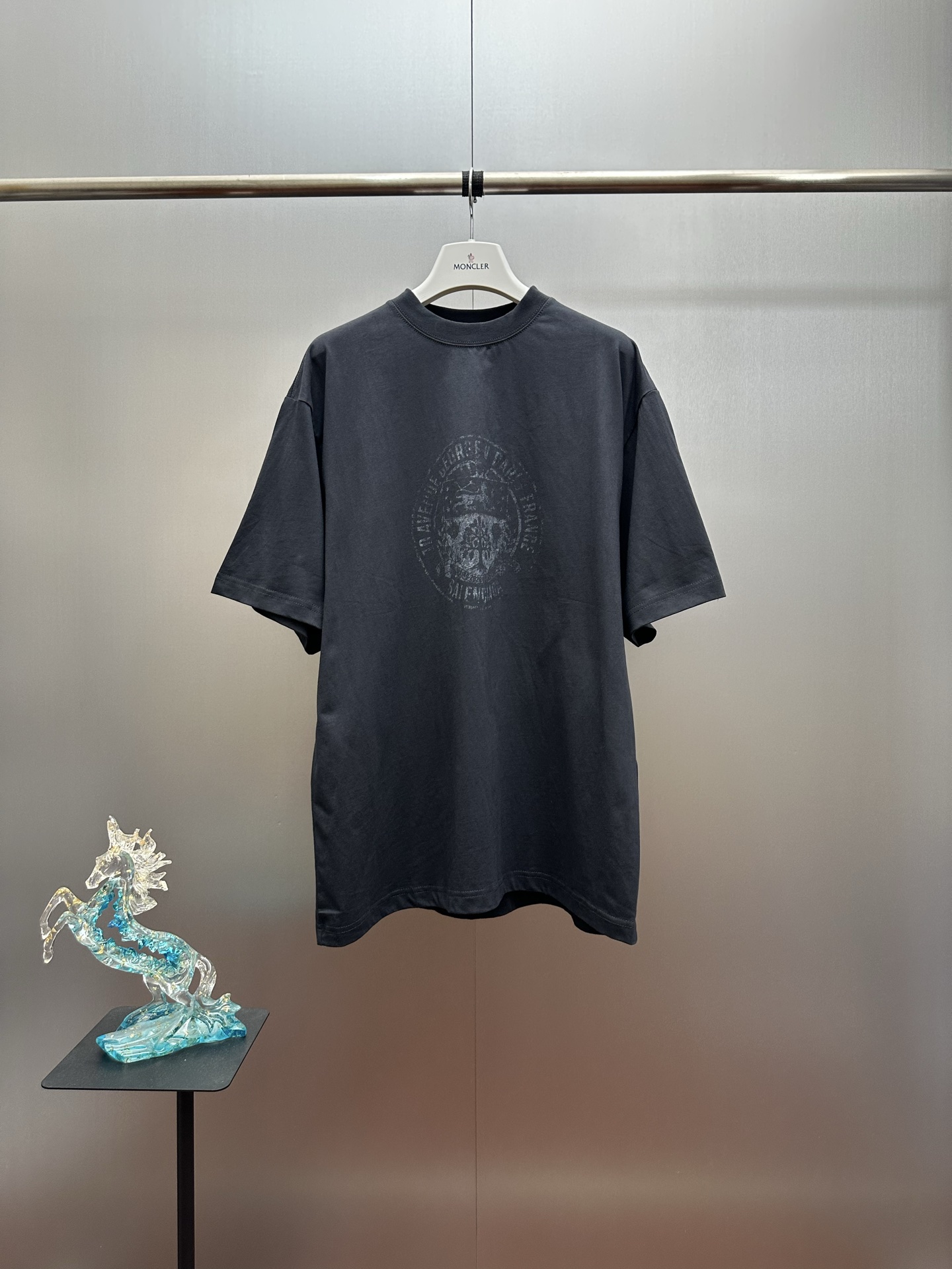 Camiseta con estampado de insignia de algodón P120 BALENCIAGA 26SS. 4116 genuino comprado y desarrollado. Tejido jersey…