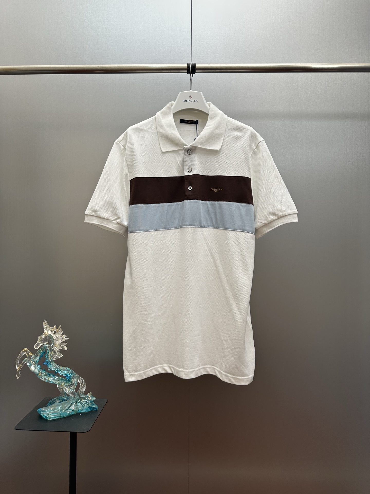 P135 Lv polo de rayas con bloques de color contrastante. Este polo de piqué tiene una banda horizontal de color contras…